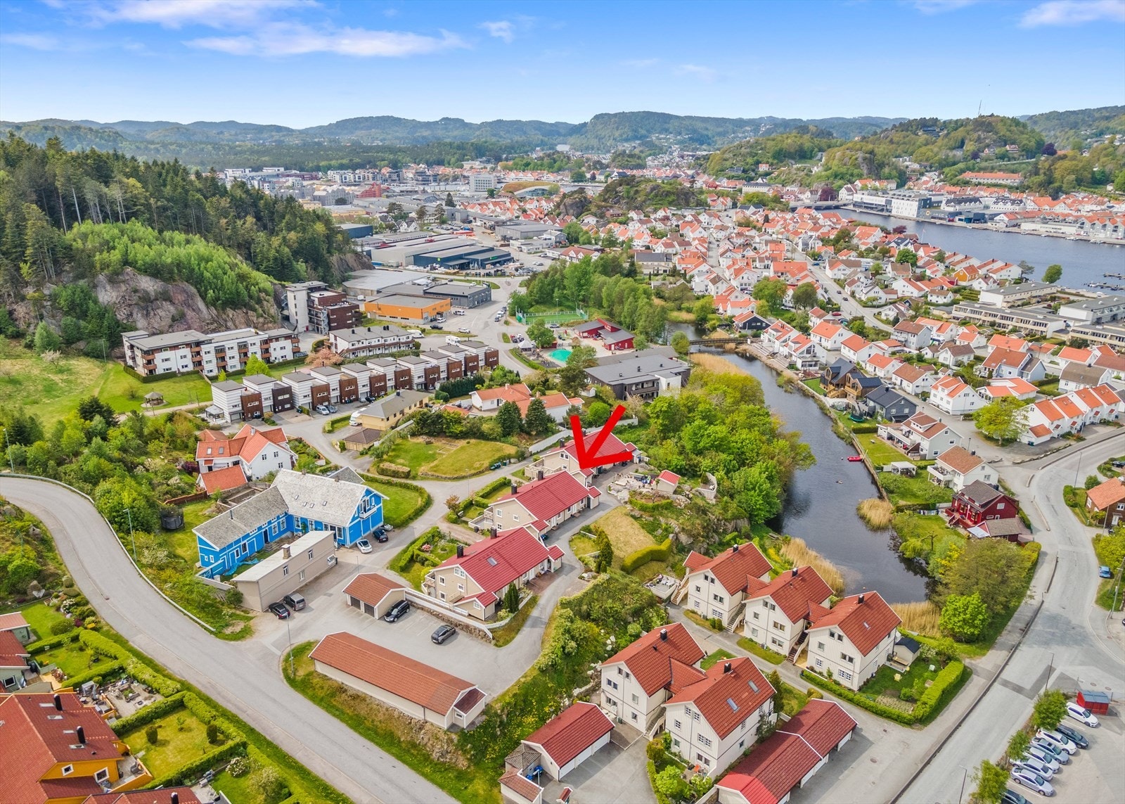 Sentrumsnær og solrik beliggenhet. Tilnærmet flat adkomst til sentrum. Galleribilde