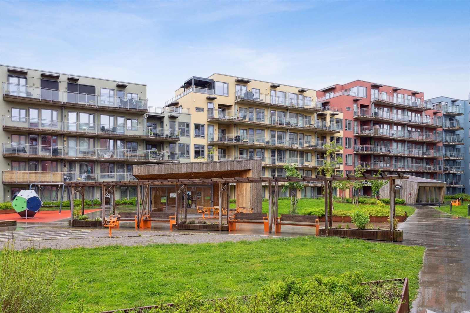 Utbyggingen på Lilleby er en naturlig utvidelse av sentrum, hvor du bor sentralt med gangavstand til alt bylivet inneholder - shopping, uteliv, trening, skole, barnehage, turområder og andre viktige fasiliteter. Galleribilde