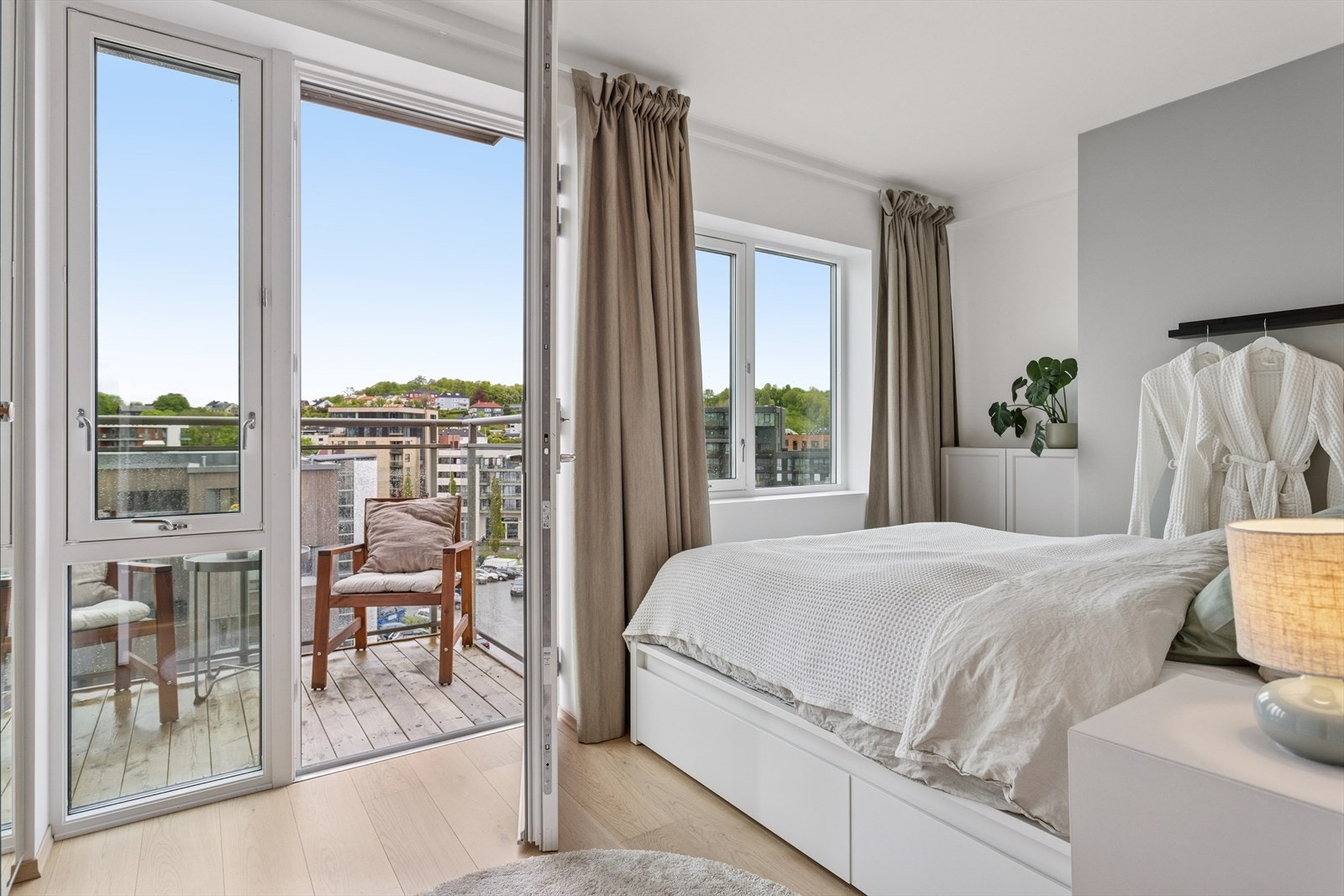 Fra hovedsoverommet er det utgang til den andre balkongen. Galleribilde