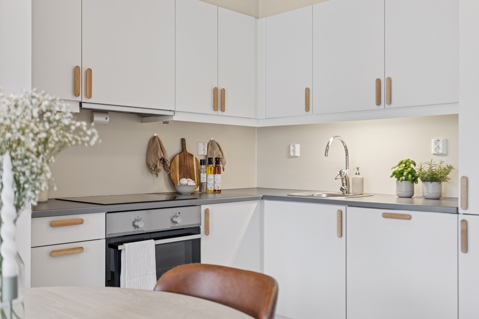 Smakfullt hjørnekjøkken, med mye benk- og skapplass som gjør det enkelt for oppbevaring. Galleribilde