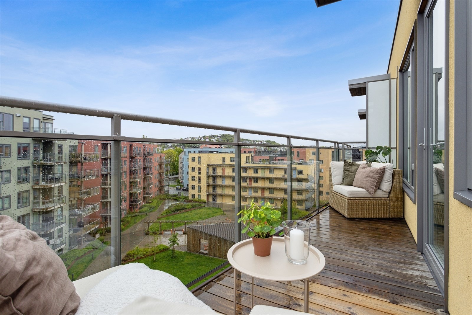 Her er det god plass til ønsket utemøblement. Galleribilde