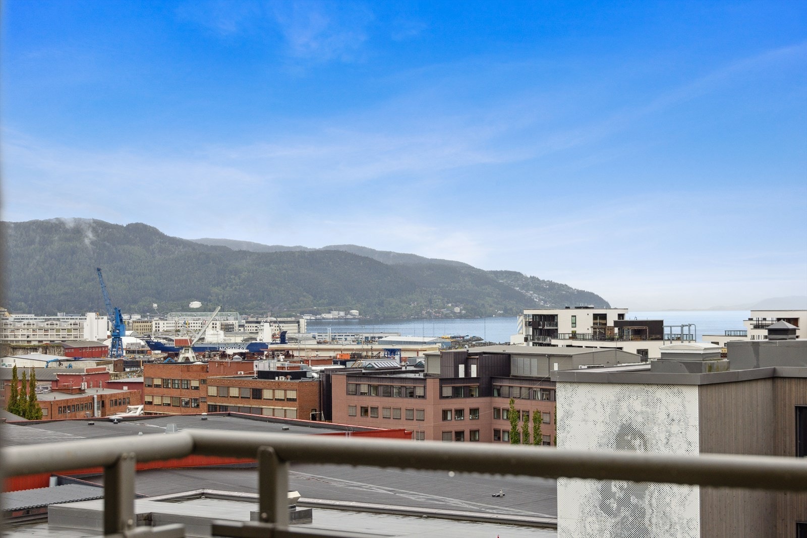 Denne balkongen nyter fin utsikt over Nyhavna og Trondheimsfjorden. Galleribilde
