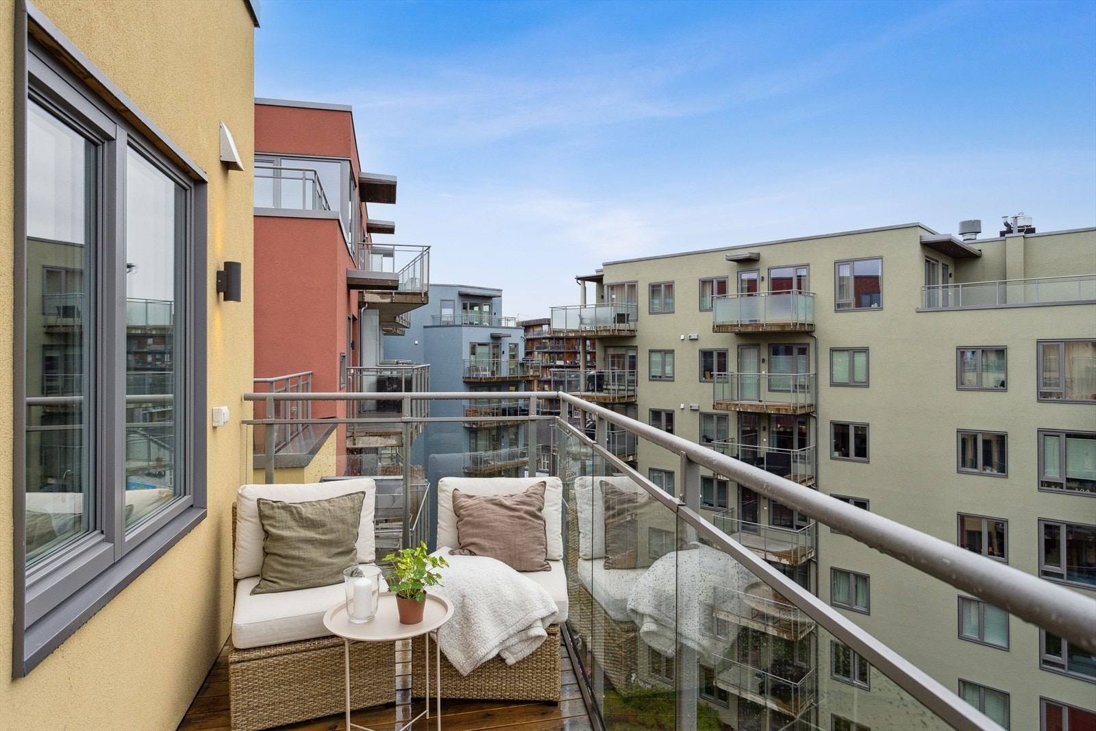 Fra stuen er det utgang til den ene balkongen som er på 8 m². Galleribilde