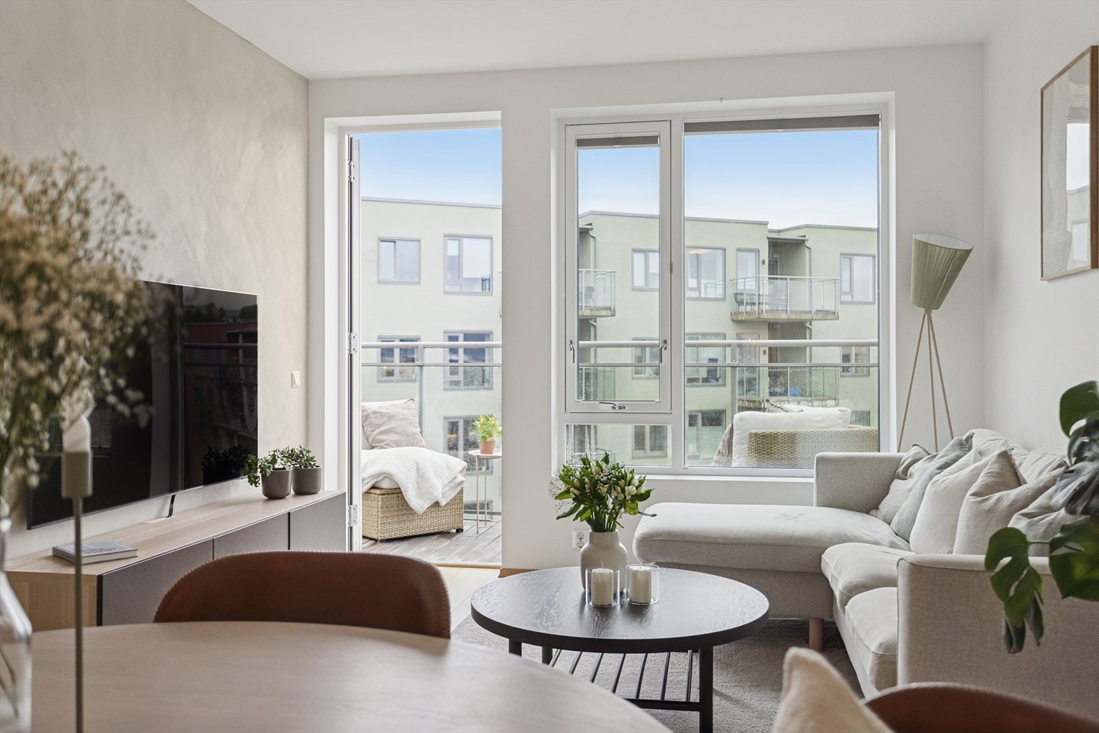 Leiligheten har moderne standard med balansert ventilasjon, 1-stavs parkett og listefri utforming. Galleribilde