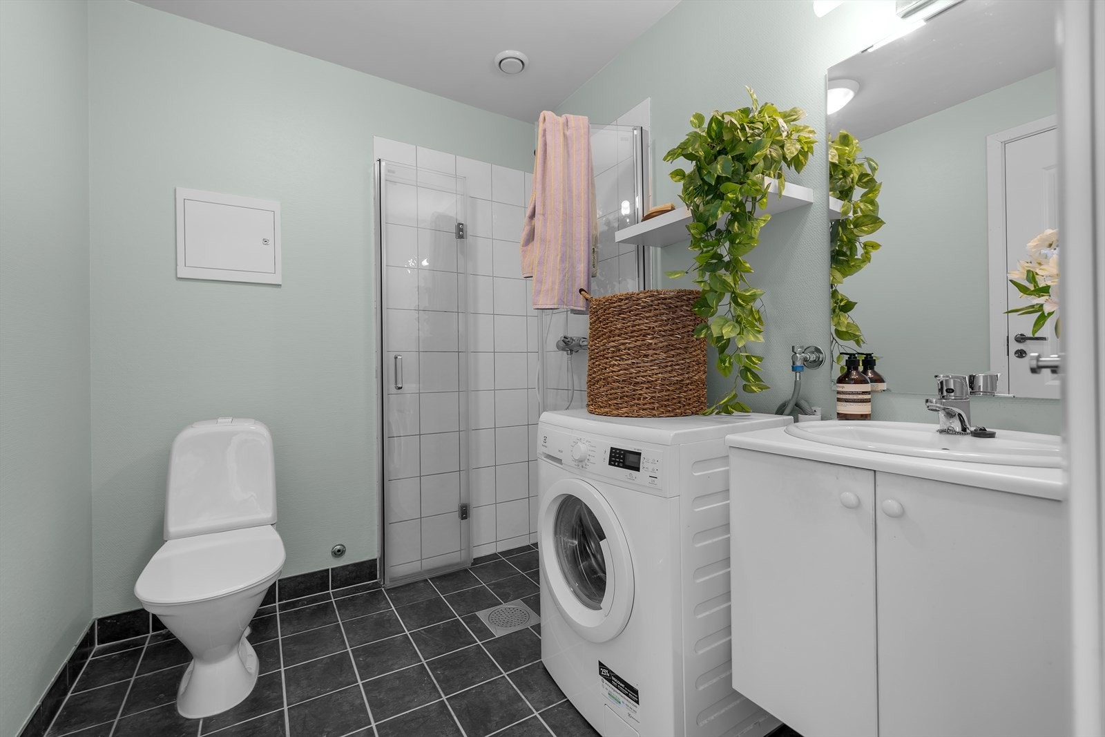 Fliser på gulv, vegger i dusjhjørne og varmekabler Galleribilde