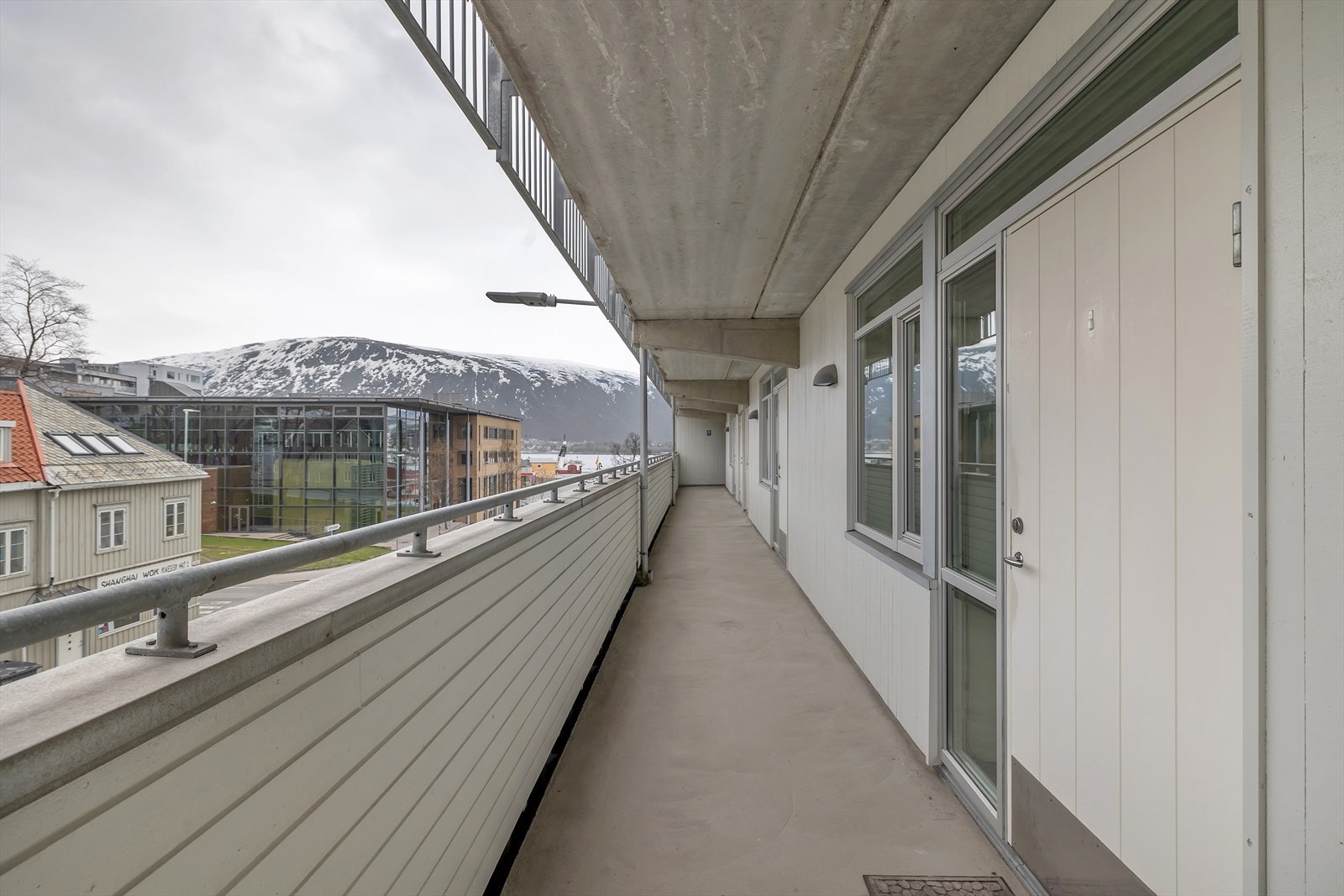 Takoverbygget svalgang Galleribilde