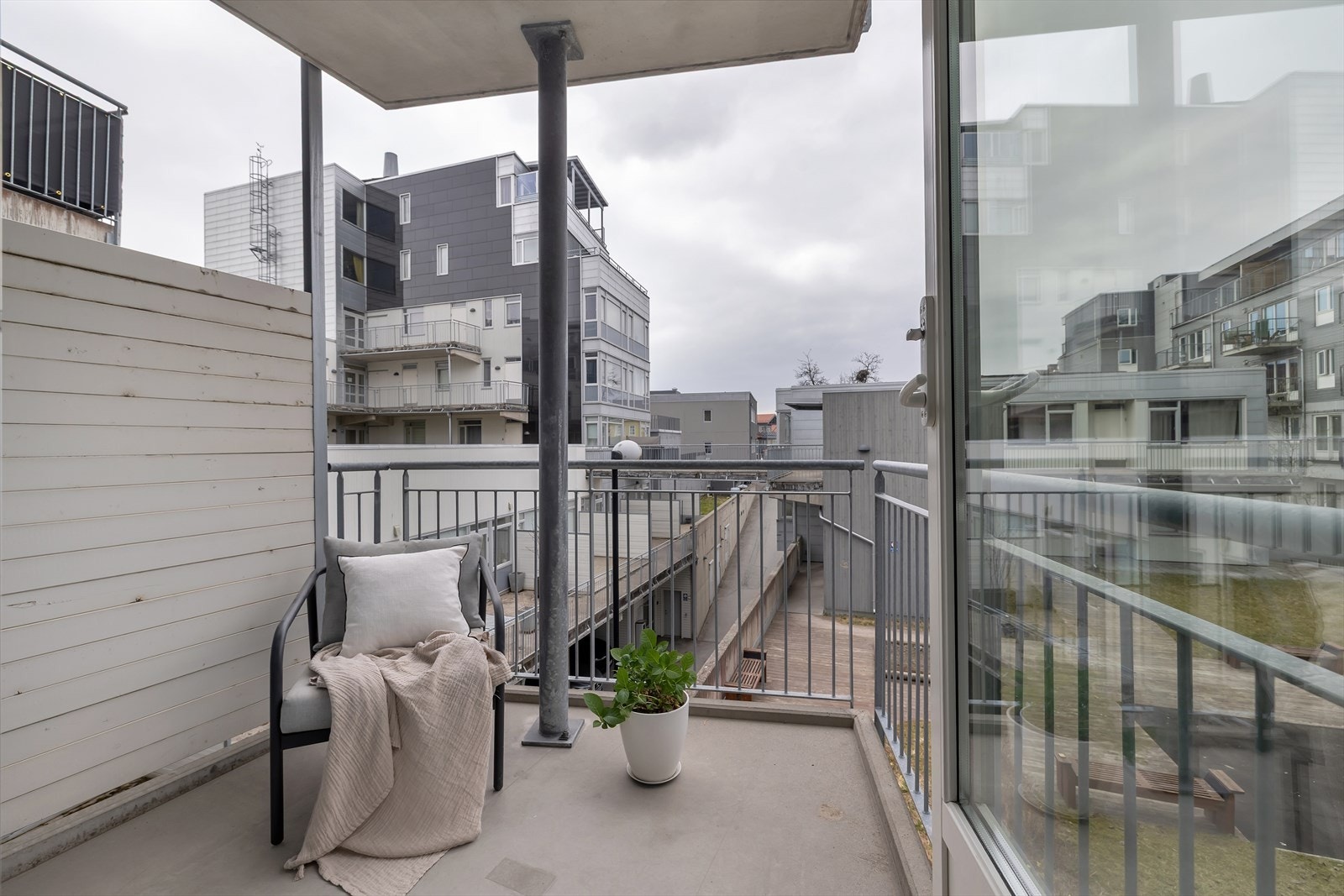 Leiligheten fremstår som skjermet plassert samtidig som man er beliggende sentralt i Tromsø. Galleribilde