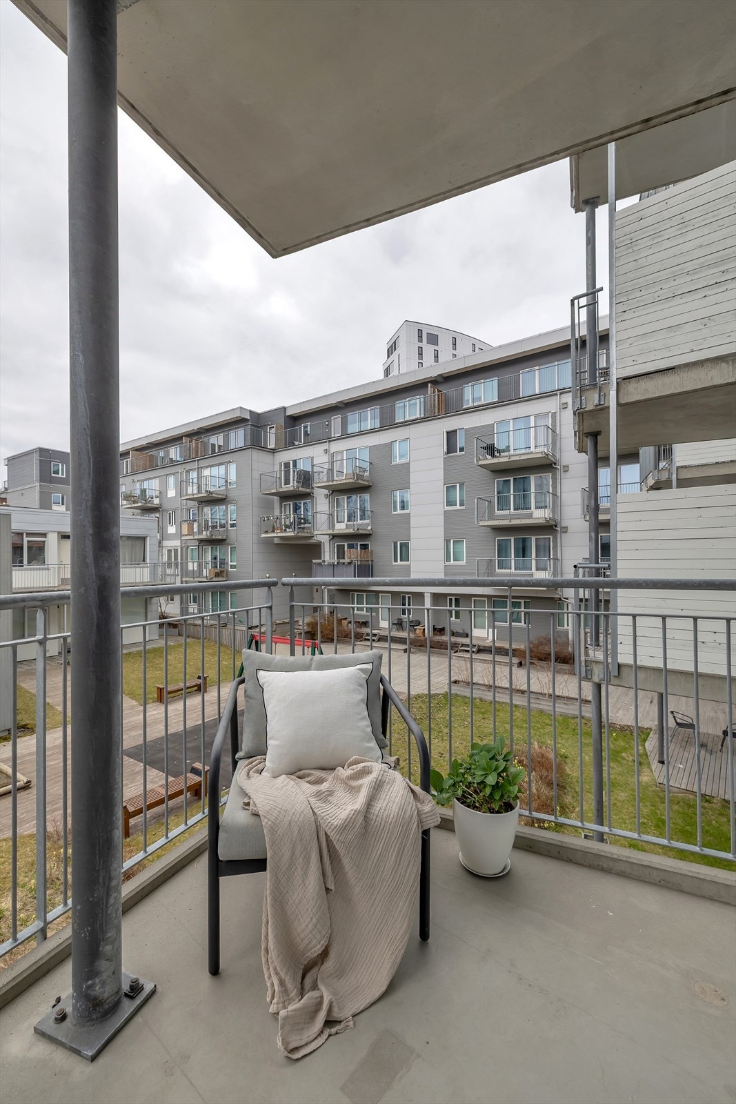 Utsyn mot bakhage Galleribilde