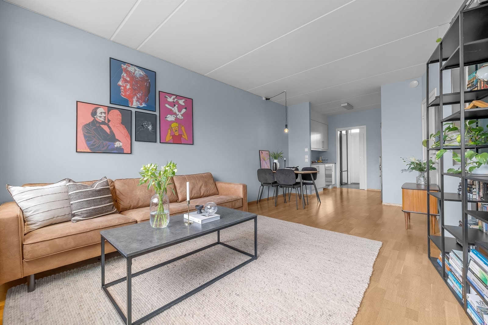 God takhøyde på ca 2,6m i stue og kjøkken Galleribilde