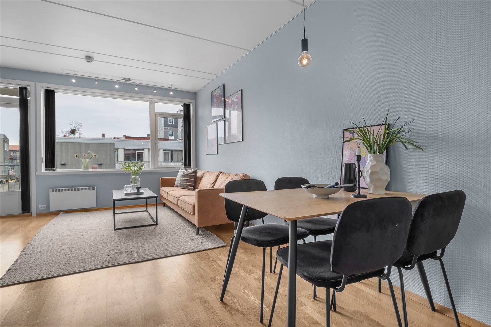 Store vindusflater som slipper inn mye naturlig lys Galleribilde