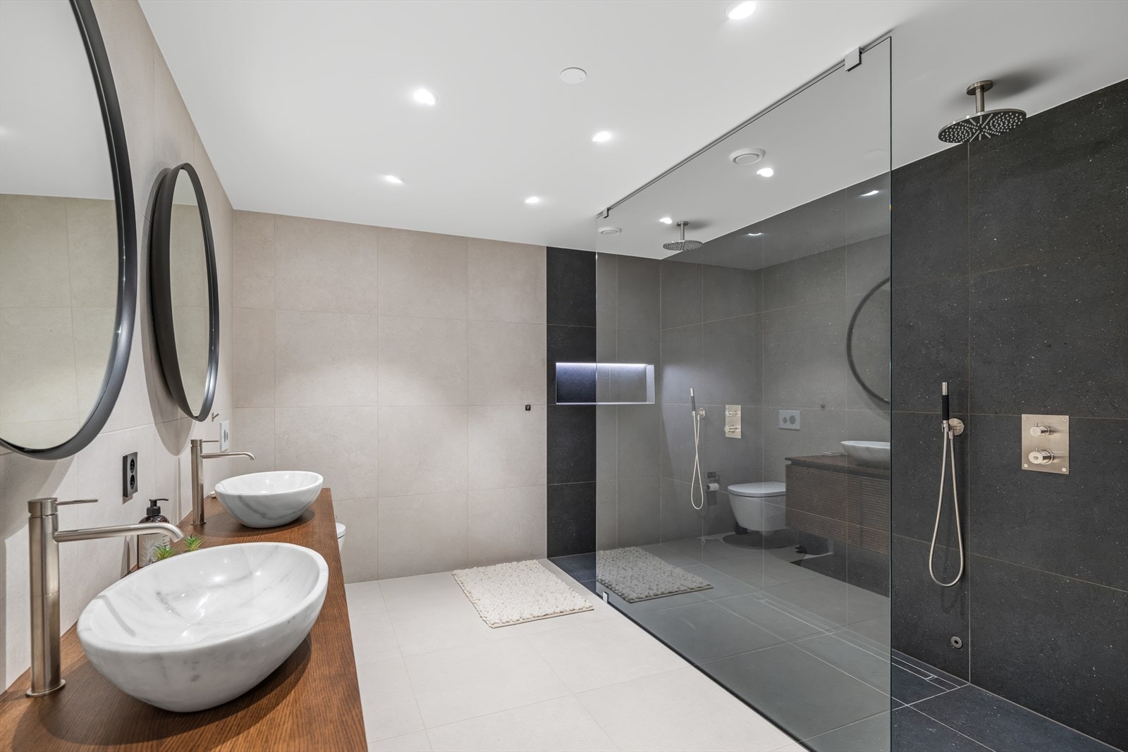 Badet har dobbelservant og dobbeldusj Galleribilde