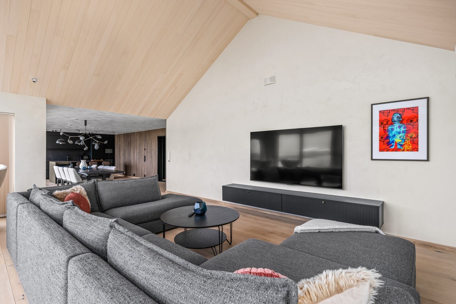 Hytten er tegnet og designet av dyktige interiørarkitekter, og alle innvendige produkter er valgt med tanke på høyeste kvalitet. Galleribilde