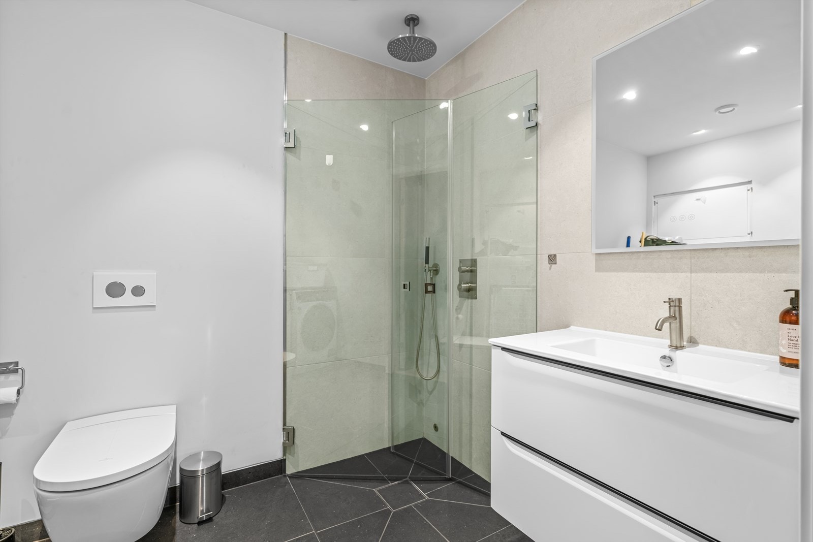 bad/vaskerom ved entree Galleribilde