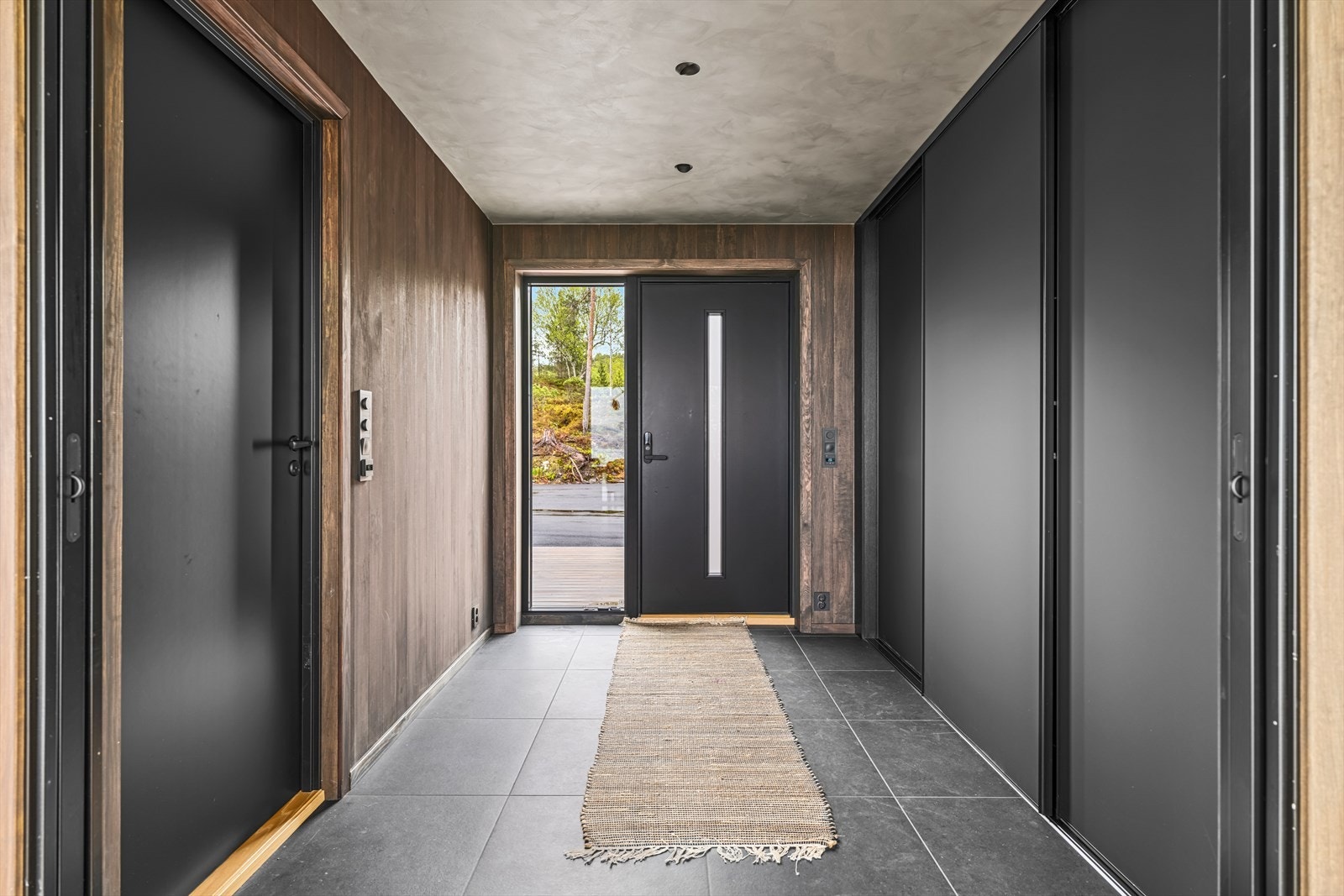 Hall med stor skyvedørsgarderobe Galleribilde