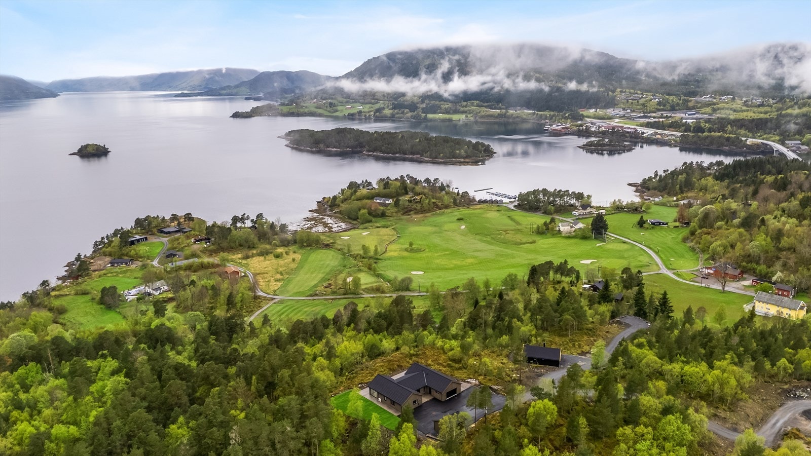 Eiendommen ligger like ved Tingvoll Golfklubb Galleribilde