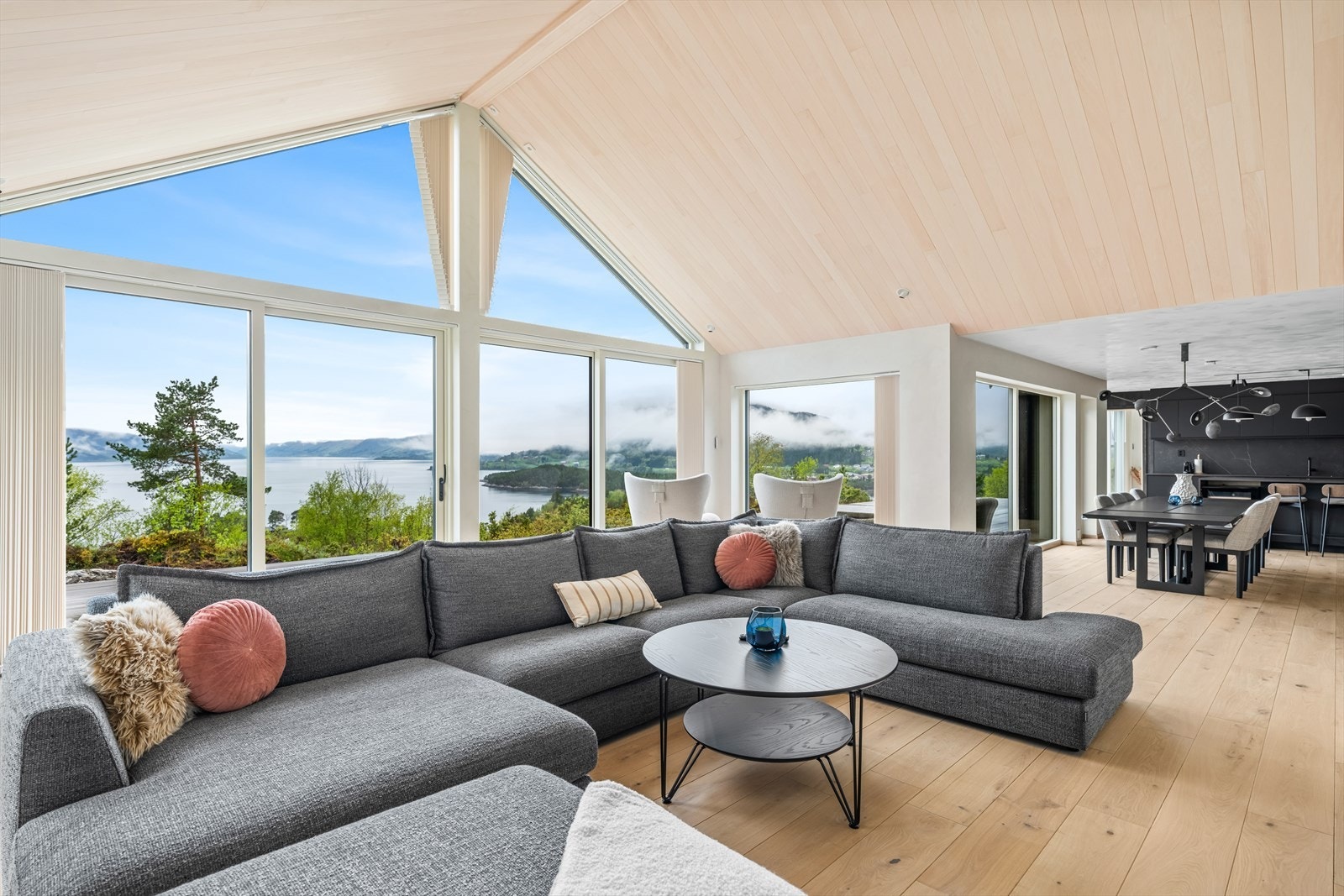 Herlig stue med store vindusflater Galleribilde