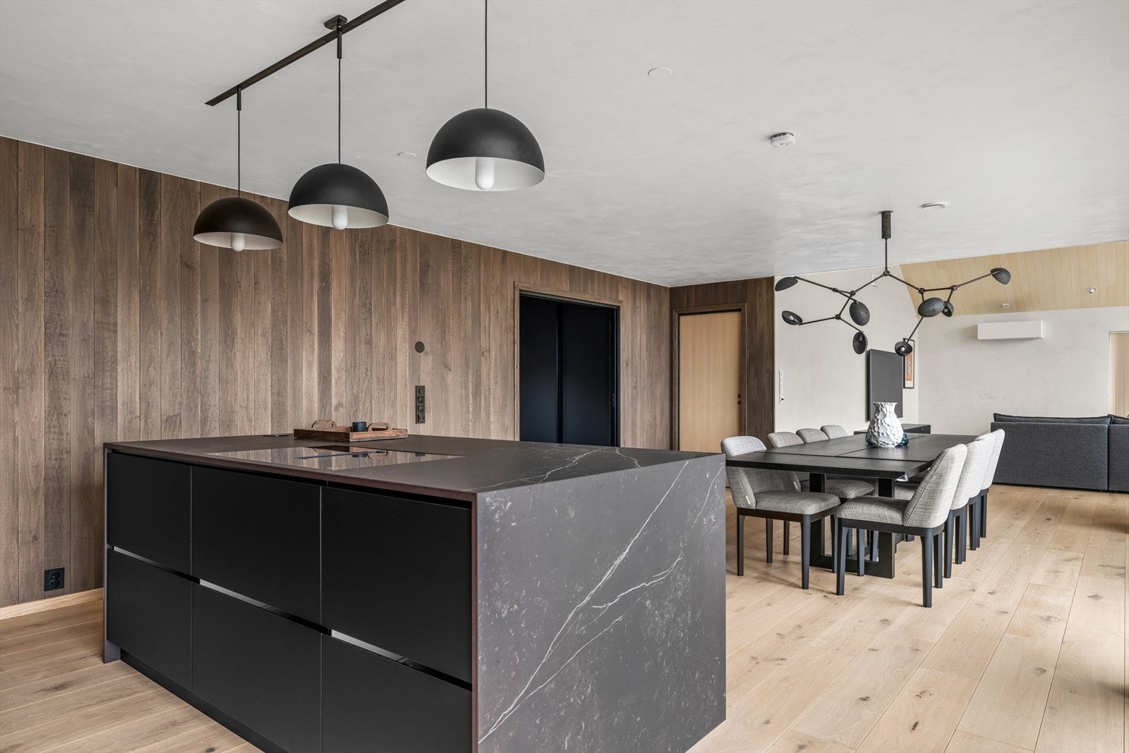 Kjøkken med kjøkkenøy Galleribilde