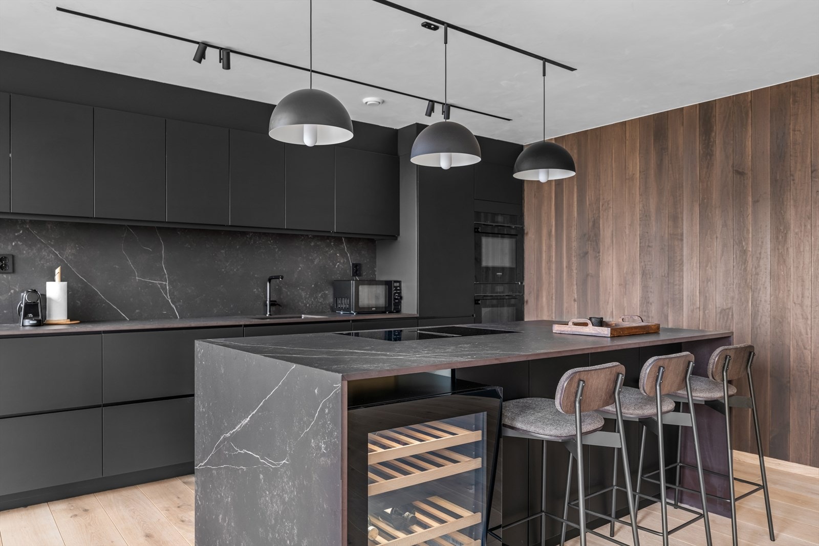 Kjøkkenet har integrerte hvitevarer fra Siemens Galleribilde