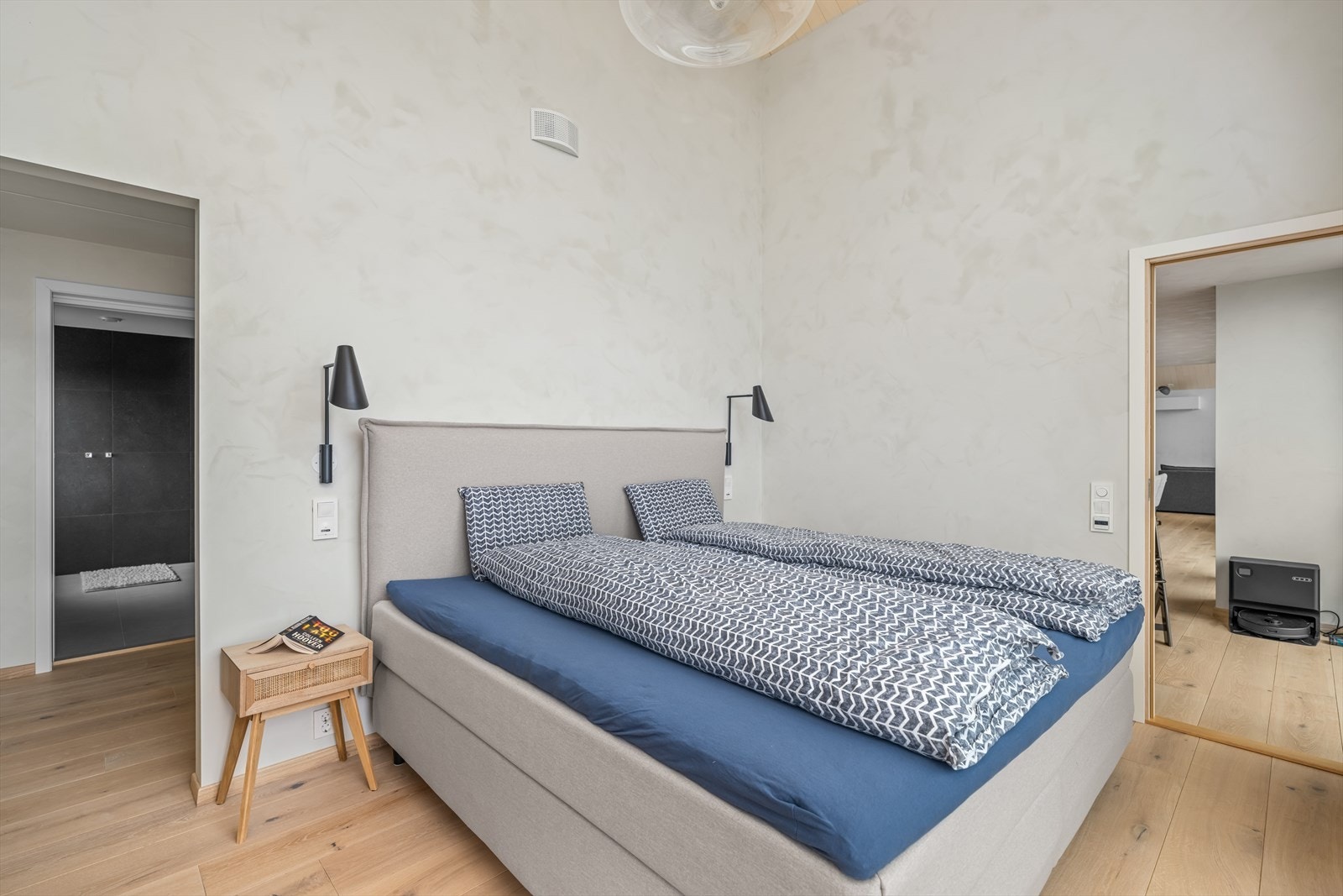 Master bedroom med en suite bad og walk in-garderobe Galleribilde