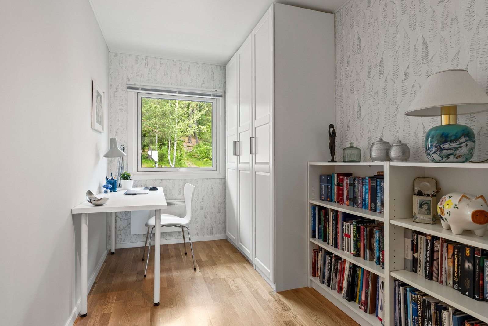 Soverom 3 med plass til seng og garderobe. Soverommene er lyse og delikate, og enkle å innrede etter egne behov. Galleribilde