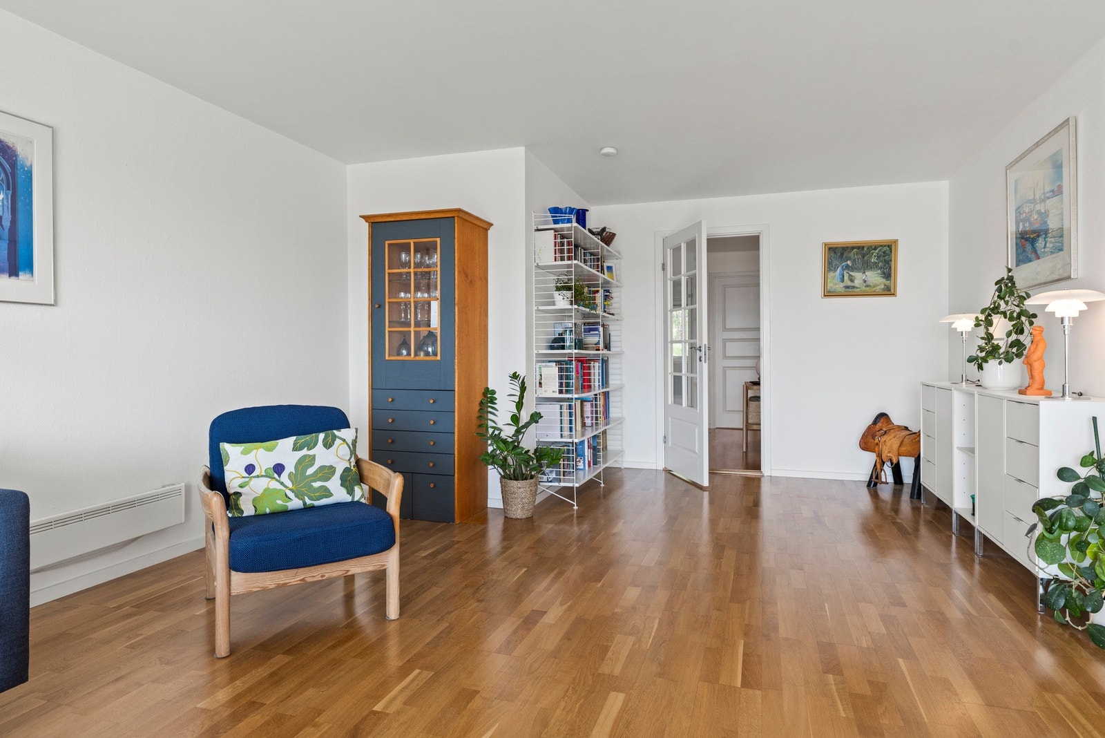 Det er god plass til å ha et spisebord i stuen. Galleribilde