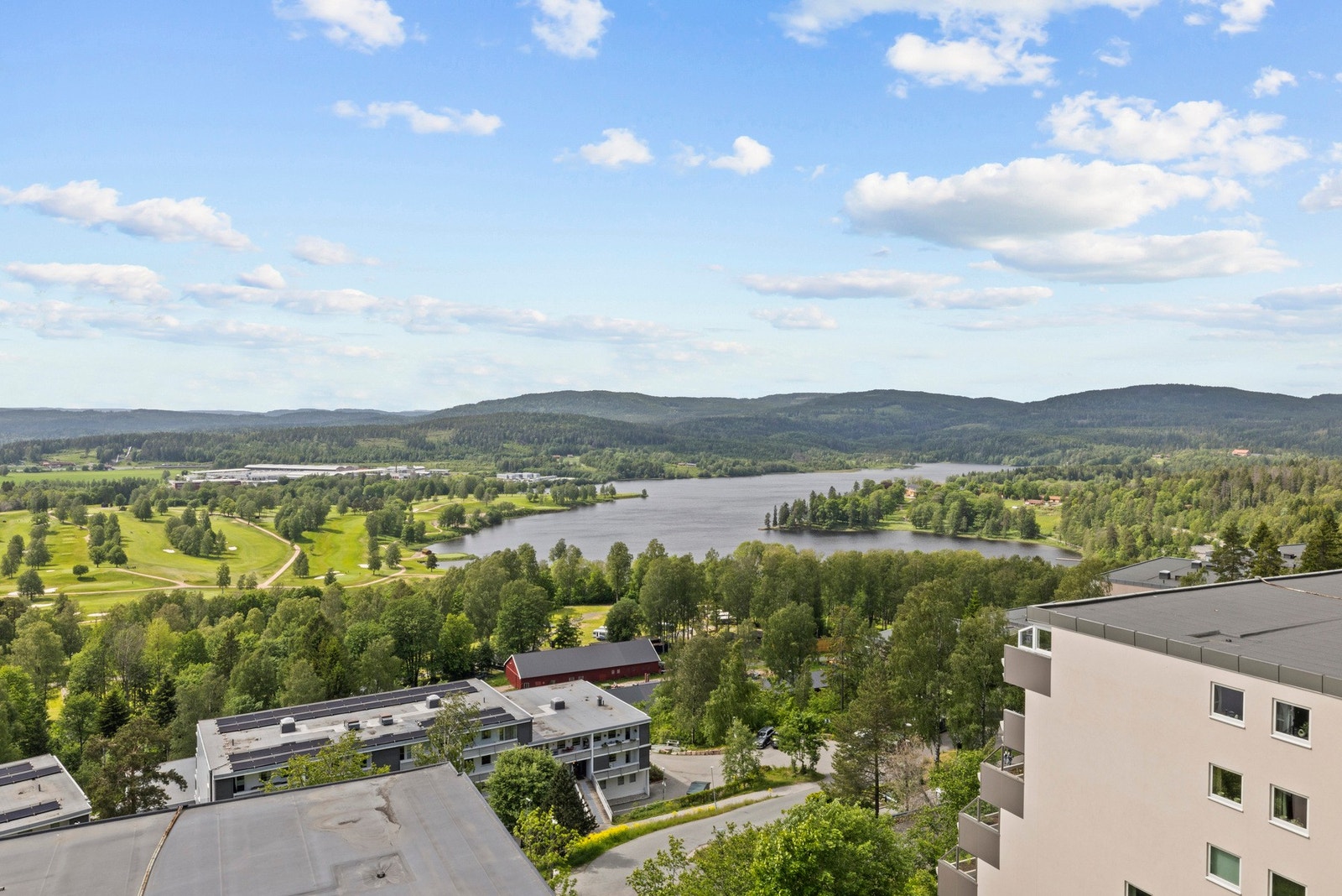 Boligen ligger høyt og fritt, som gir deg en skjermet uteplass med nydelig utsikt. Her kan du nyte solen fra ca. midt på dagen og helt ned til solnedgang. Galleribilde