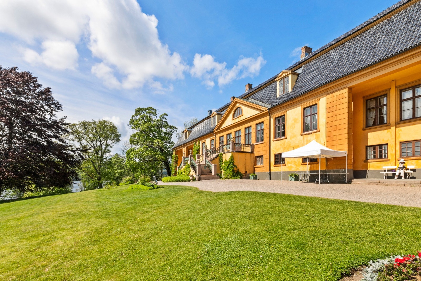 Ved Bogstadvannet vil du også finne et populære utfartsstedet Bogstad gård med både café, kulturarrangementer og åpent fjøs for barna hele året. Galleribilde