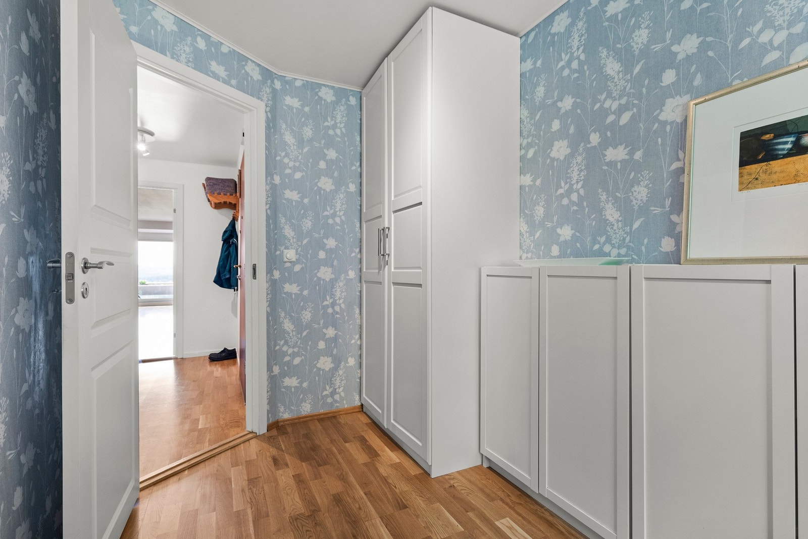 Godt med oppbevaringsplass på soverom 2. Alle tre soverommene vender mot rolig bakgård og vekk fra kveldssolen. Så her kan du få det svalt før leggetid. Galleribilde