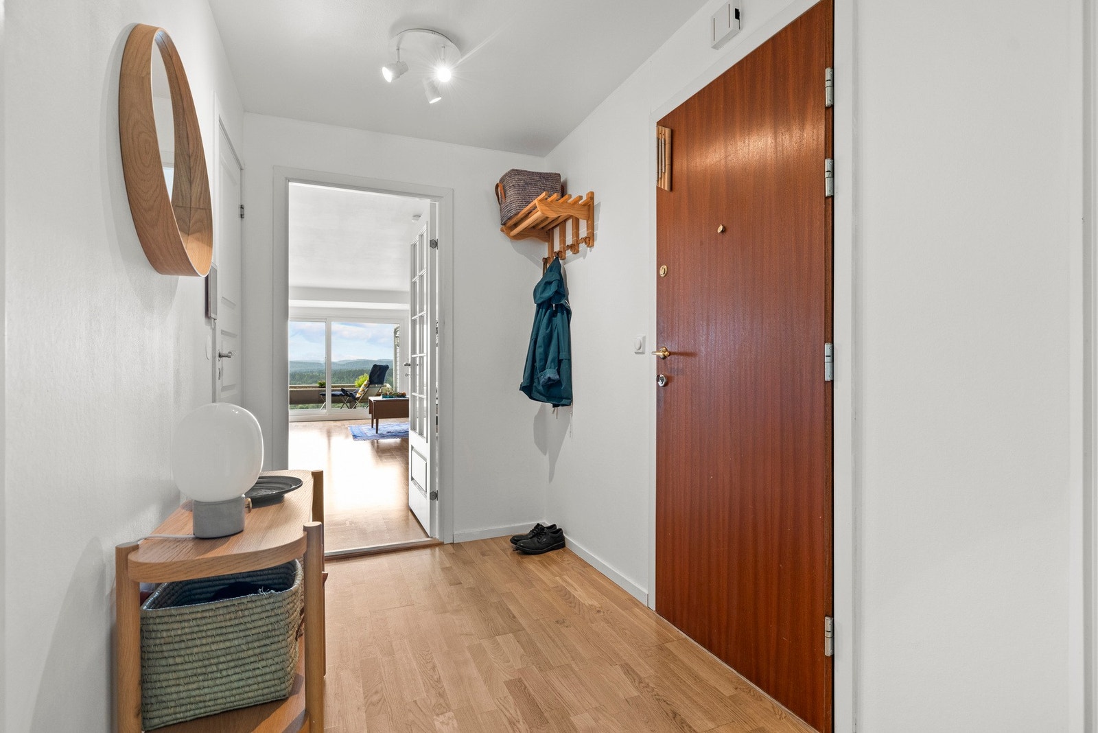Det er plass for å henge fra seg yttertøy i entréen. Galleribilde