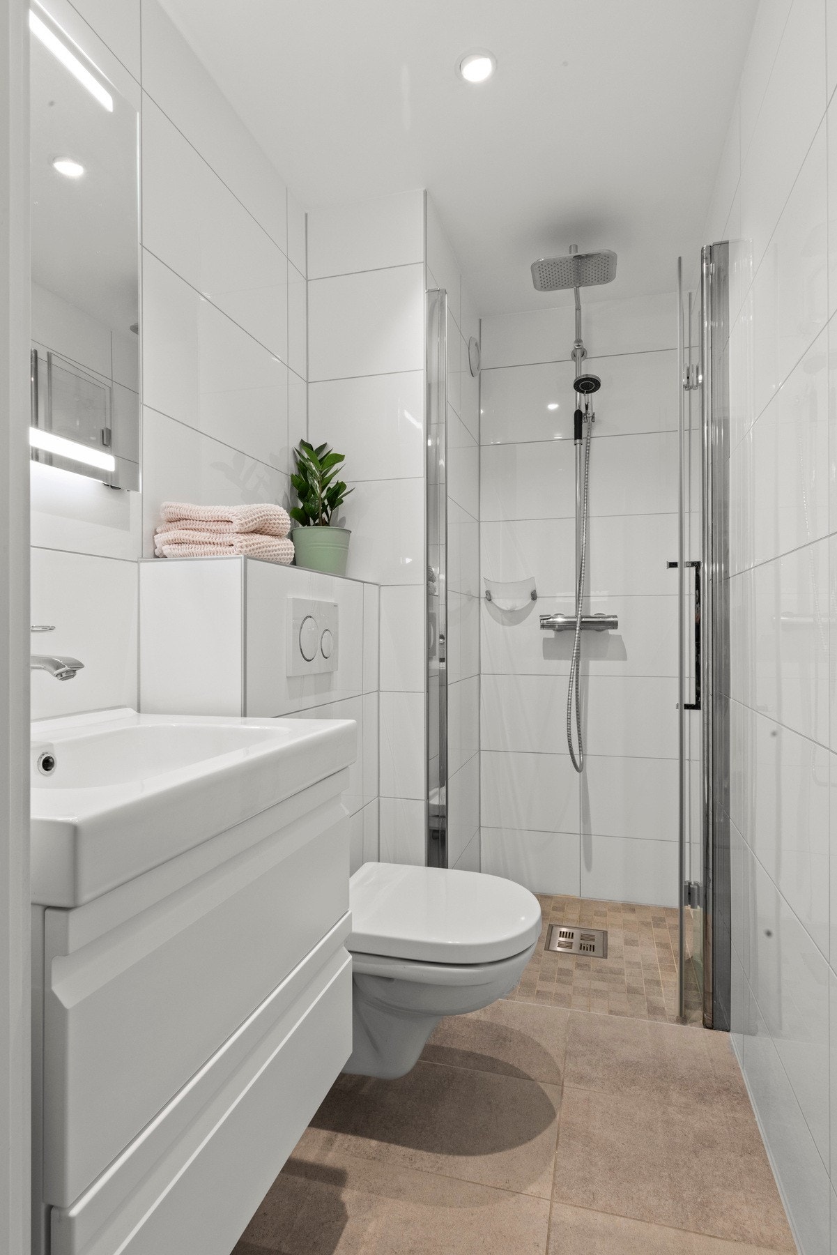 Lekker, flislagt bad med gulvvarme. Inngang fra entré. Badet ble pusset opp av fagfolk i 2018.
Med to bad vil dette badet passe perfekt som gjestebad. Galleribilde