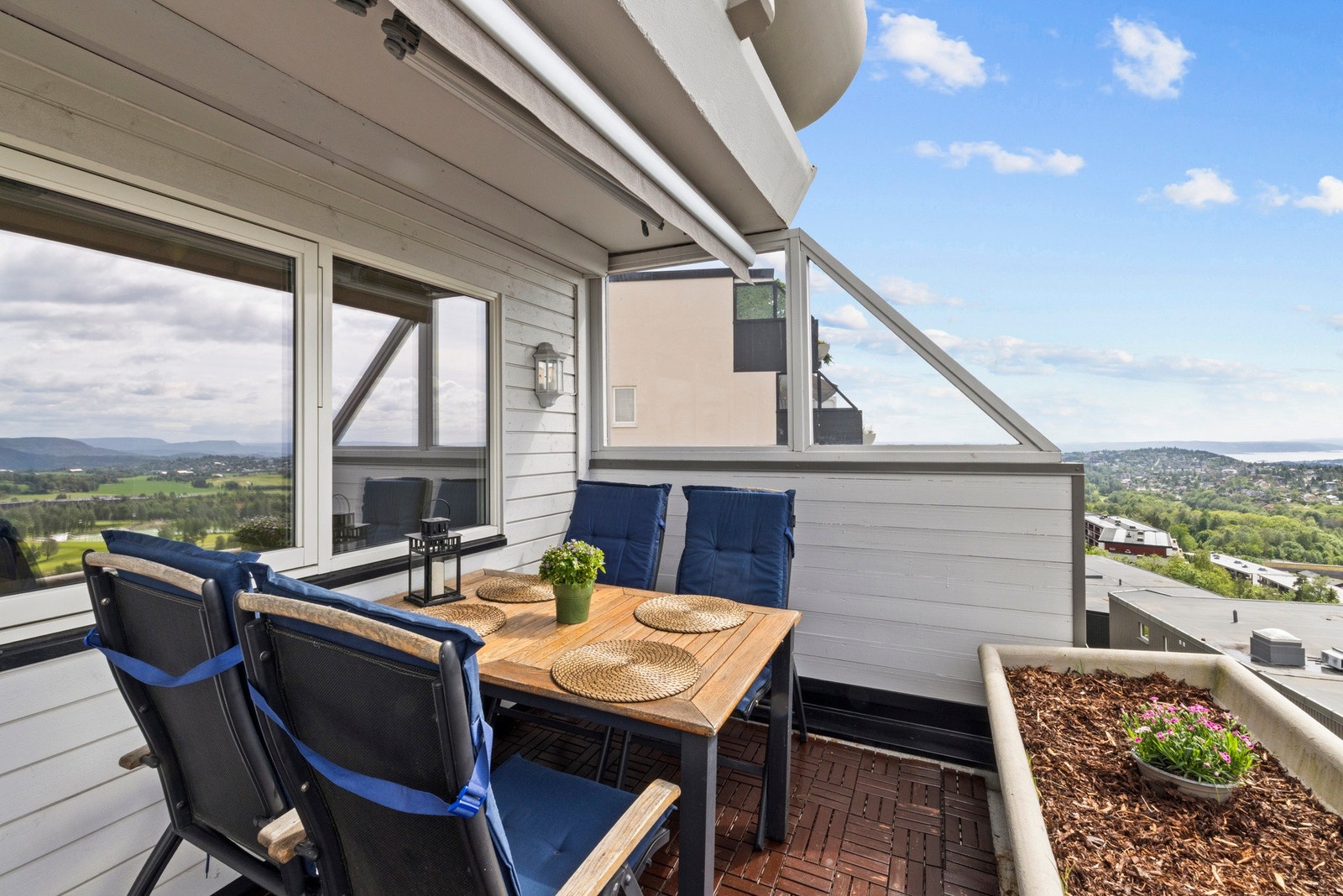 Terrassen er på hele 12 kvm, så her er det enkelt å møblere med sittegrupper og grill. Galleribilde