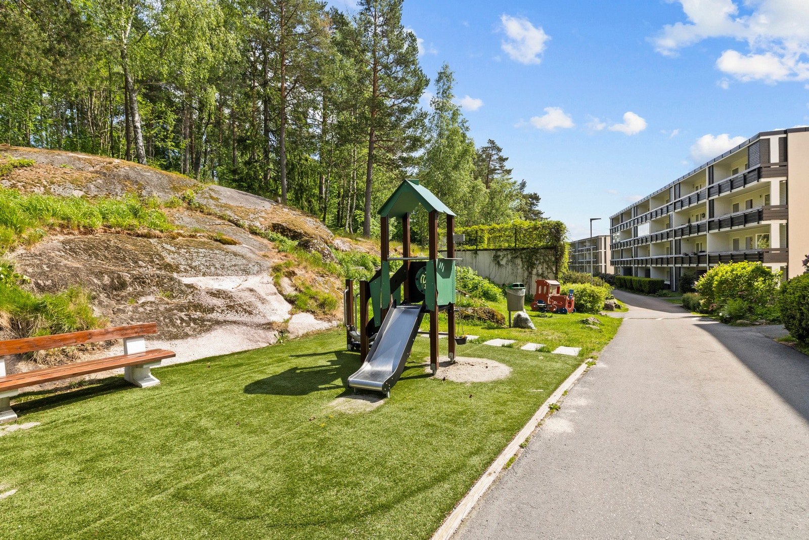 Fellesområdet er pent opparbeidet med lekeplass, asfalterte veier, gressplen og beplantning. Galleribilde