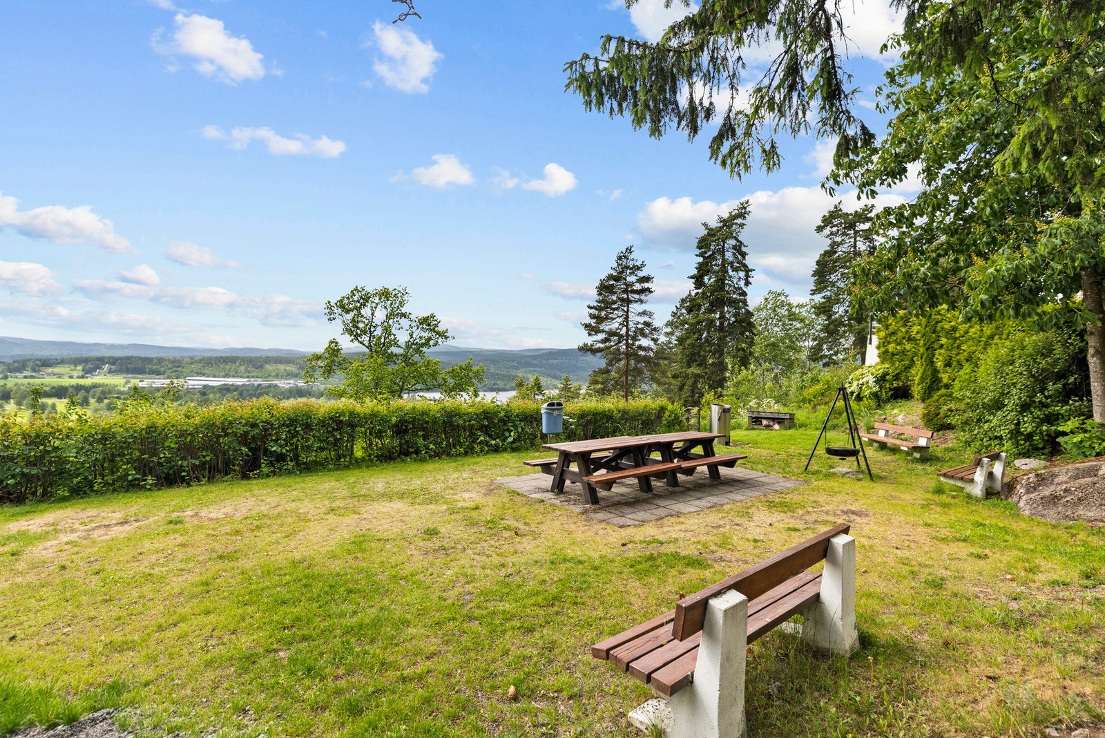Borettslaget har en fin grillplass på tomten med utegrill og flere sittegrupper. Galleribilde