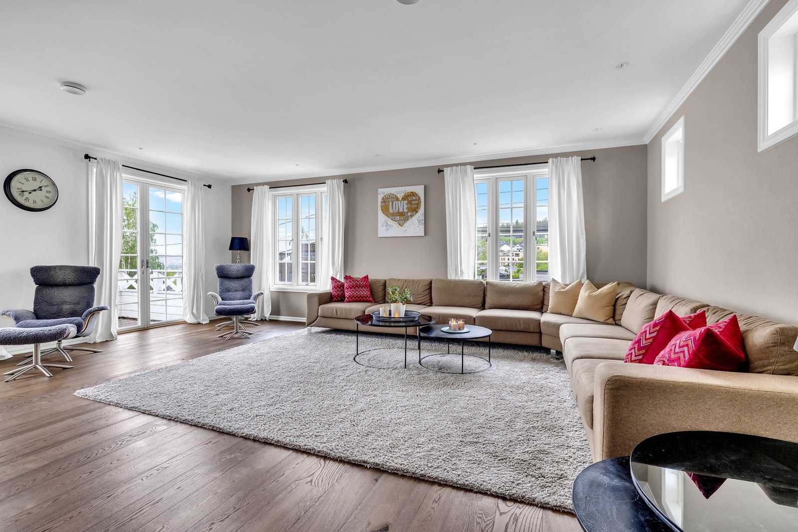 Fra terrassen er det også to sett doble dører som leder inn til stuen, noe som gjør hele denne etasjen til et stort og herlig allrom. Galleribilde