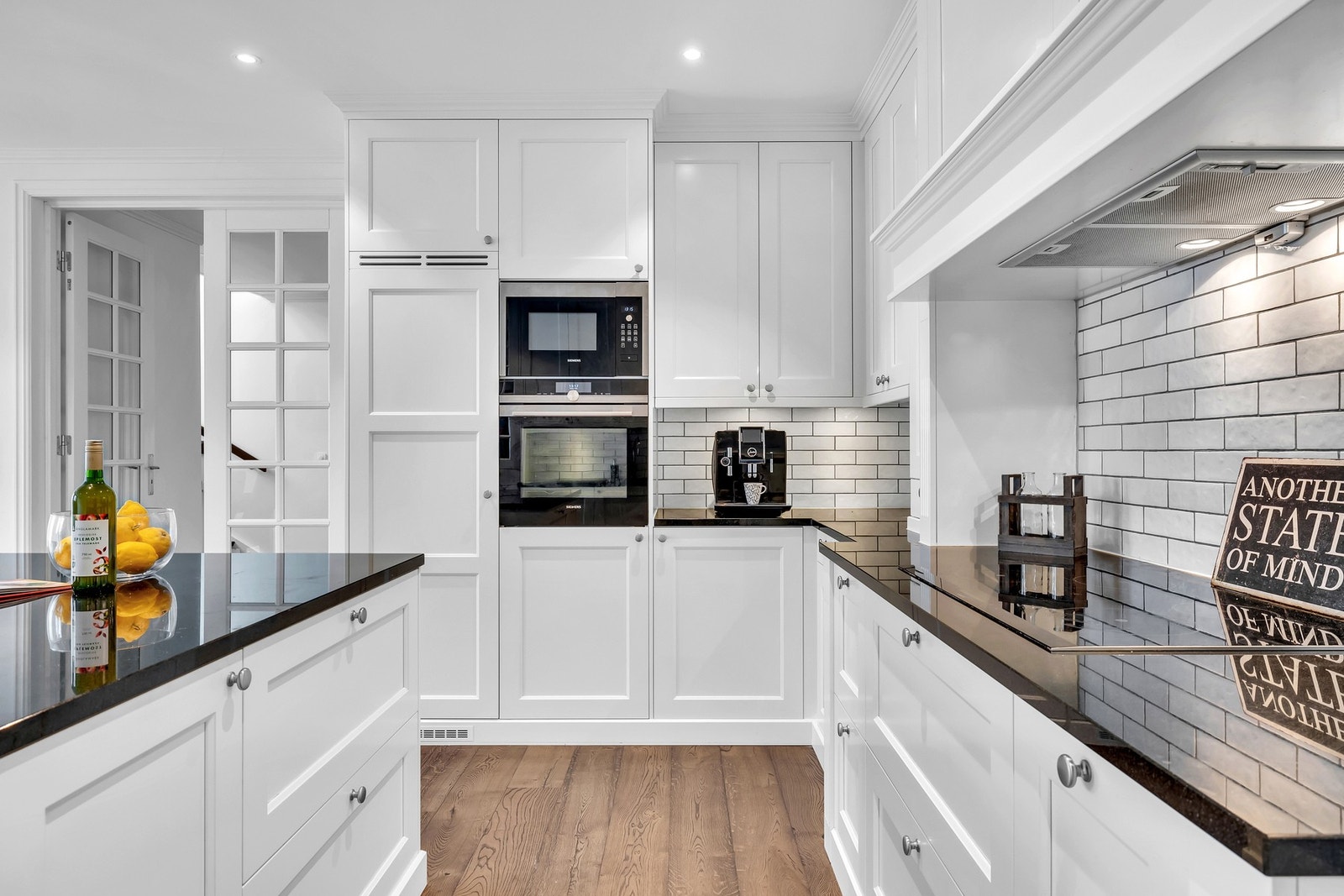 Det medfølger hvitevarer integrert i form av dampovn, induksjonstopp, mikrobølgeovn, kjøleskap, oppvaskmaskin og en bred ventilator i grueløsning. Galleribilde