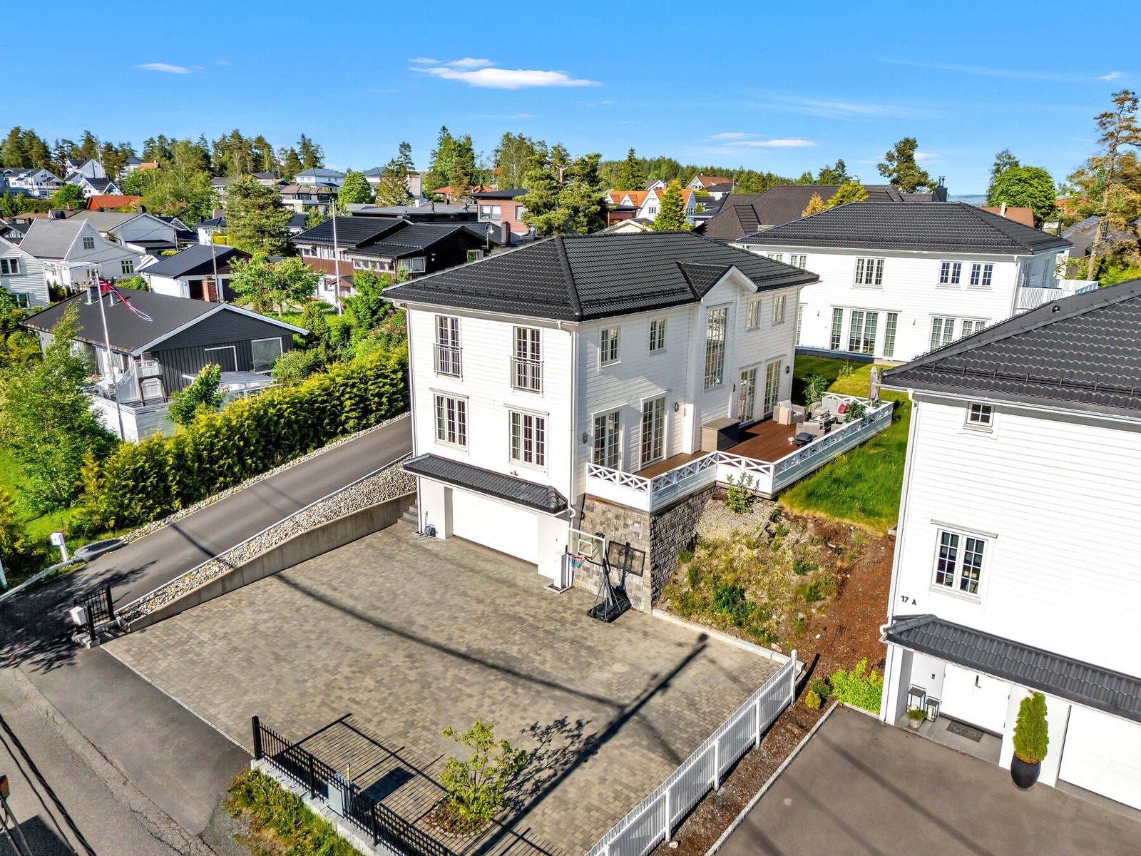 Stor gårdsplass belagt med belegningssten. Galleribilde