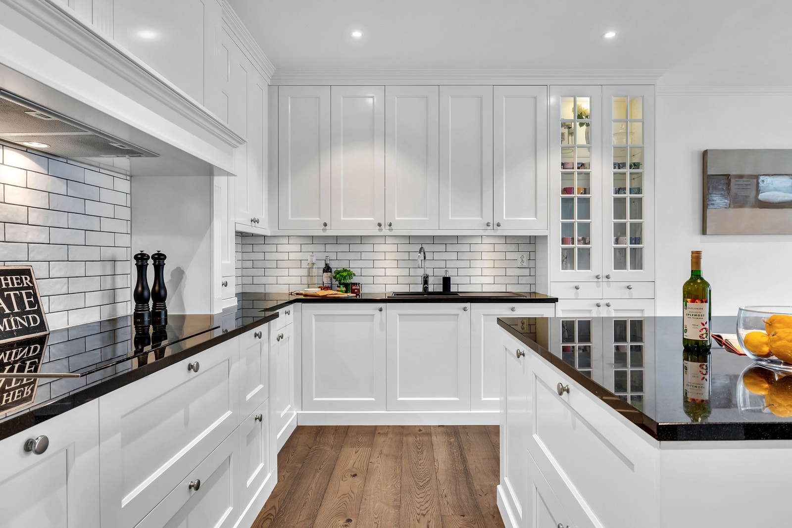 Innredningen er av type Moment og har elegante fronter, flotte vitrineskap og granittbenk, noe som gir et eksklusivt preg over det hele. Galleribilde