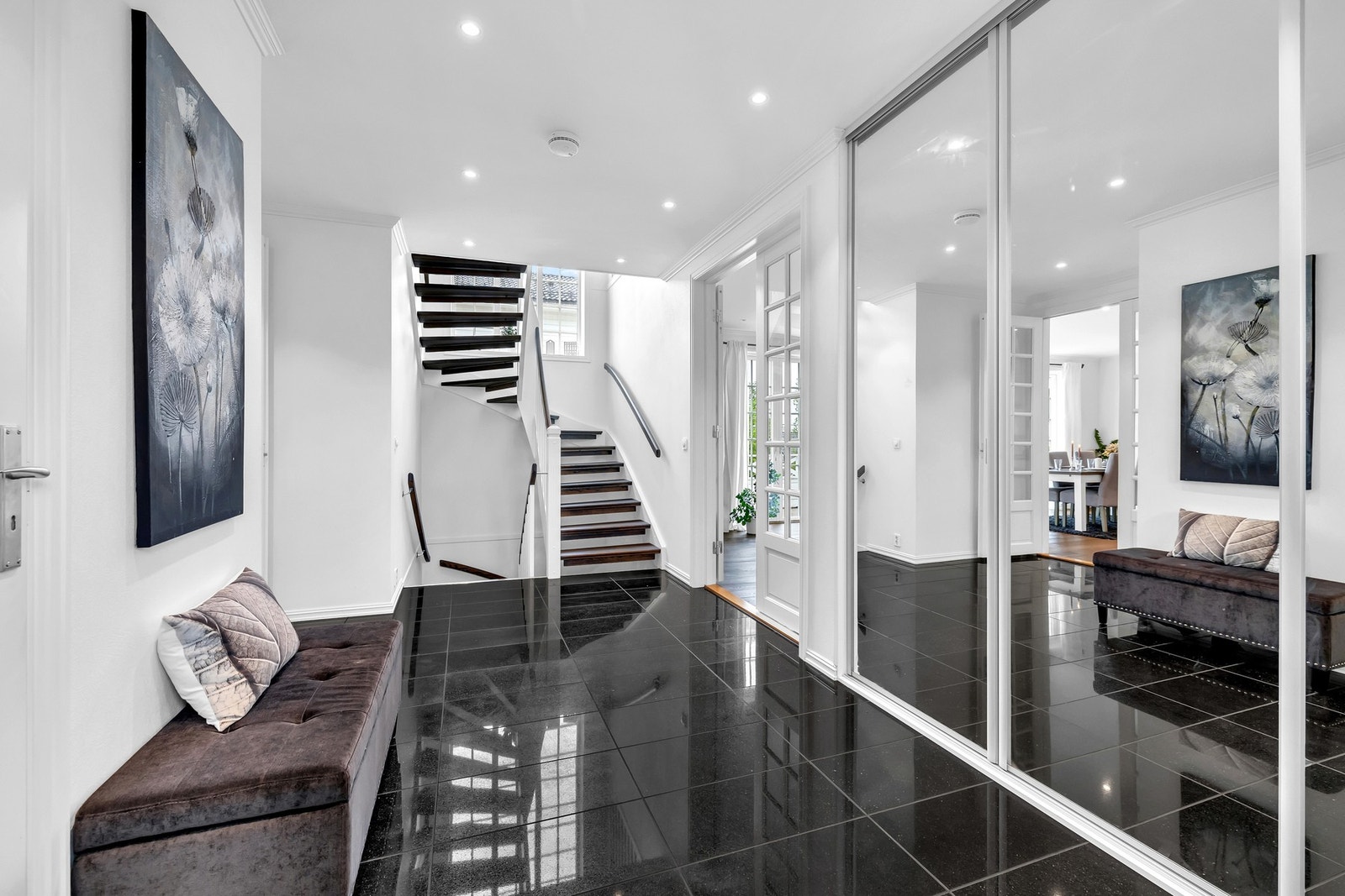 Allerede i hallen gis det følelse av eksklusivitet med lekre, blanke gulvfliser, delikat farge på veggene og nydelig belistning. Galleribilde