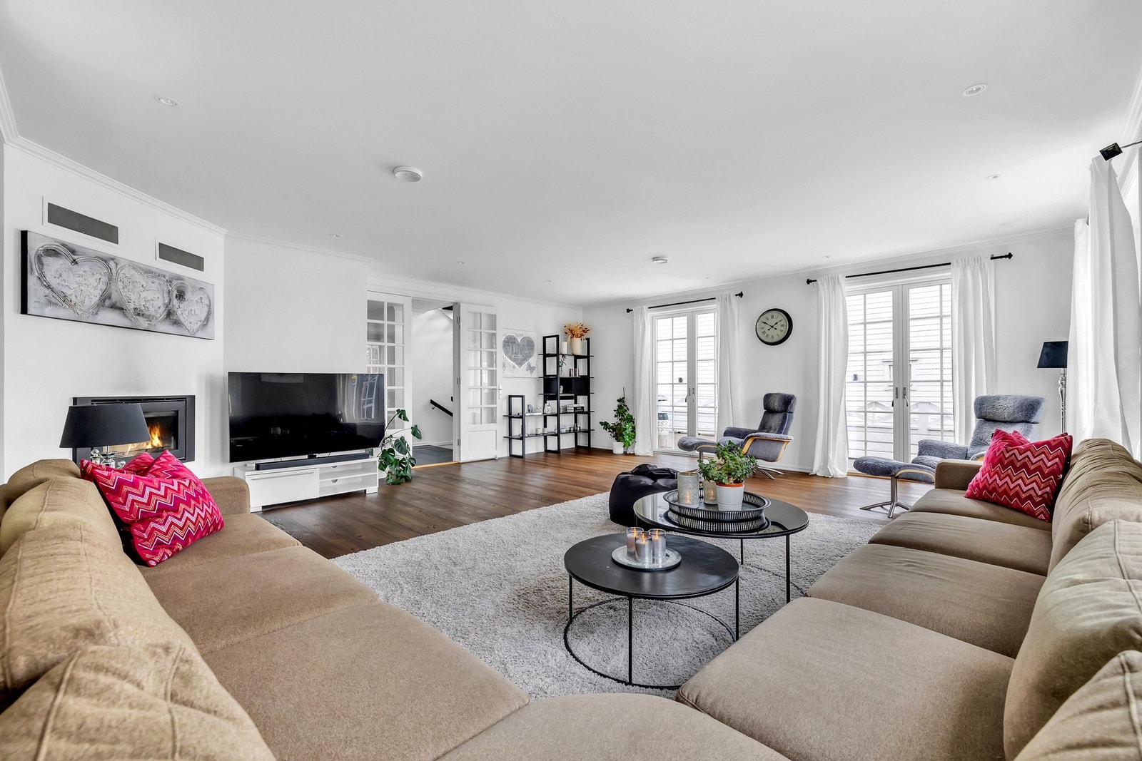 Her får du et energieffektivt hjem, med bergvarme med termostat i alle rom, pluss ventilasjon som varmer. Selger opplyser at det samlede strømforbruket i 2024 var på ca. 17 513 kWh, medregnet lading av to elbiler. Galleribilde