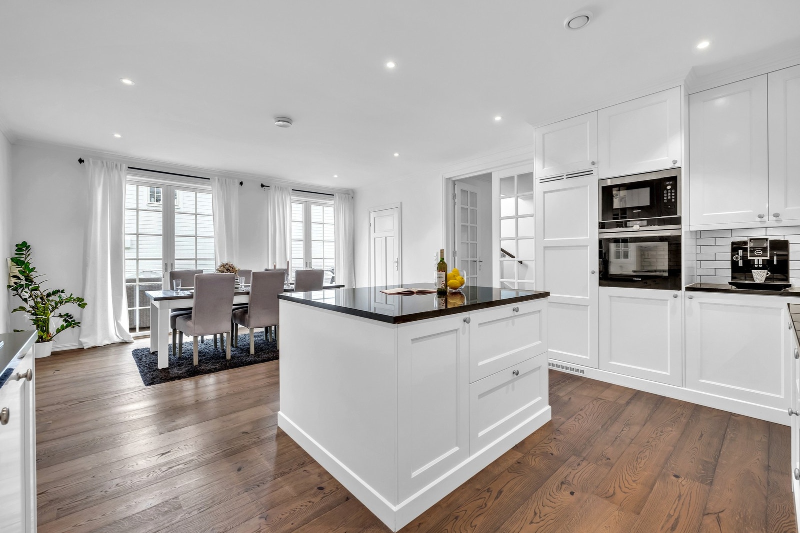 I tilknytning til kjøkkenet ligger det en innvendig bod som kan benyttes til matoppbevaring og organisering. Galleribilde