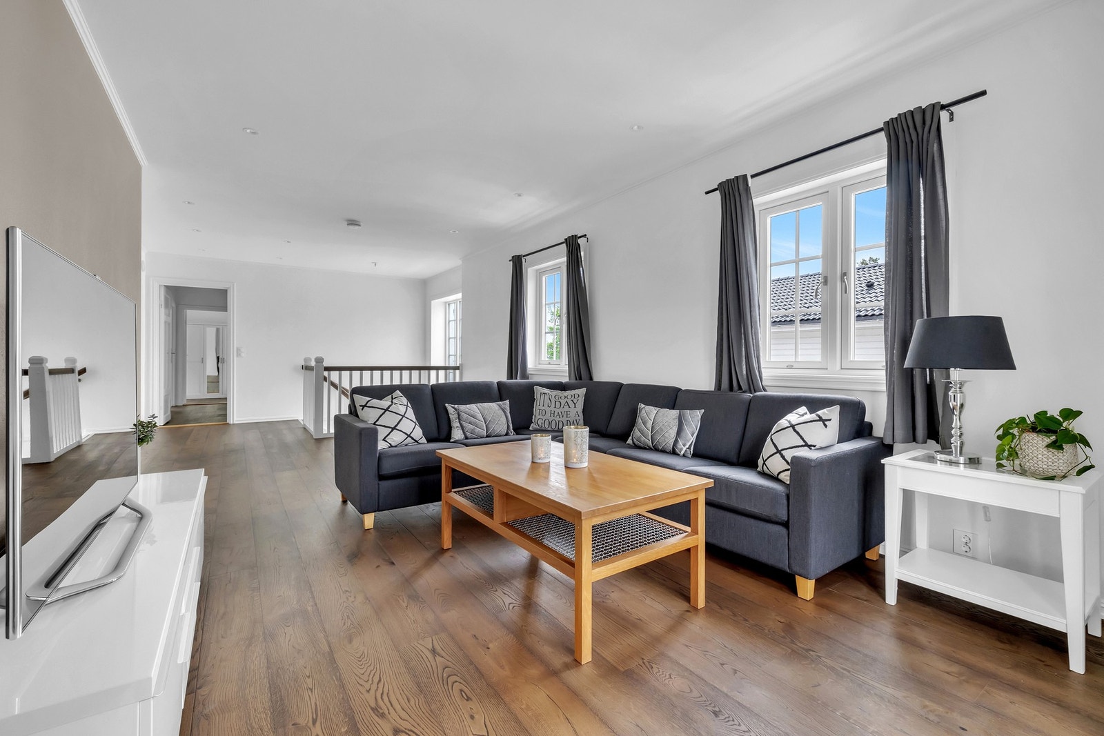 I den koselige loftstuen gis det rom for å trekke seg tilbake med en god bok, alternativt finner ungdommen sin egen plass her. Galleribilde