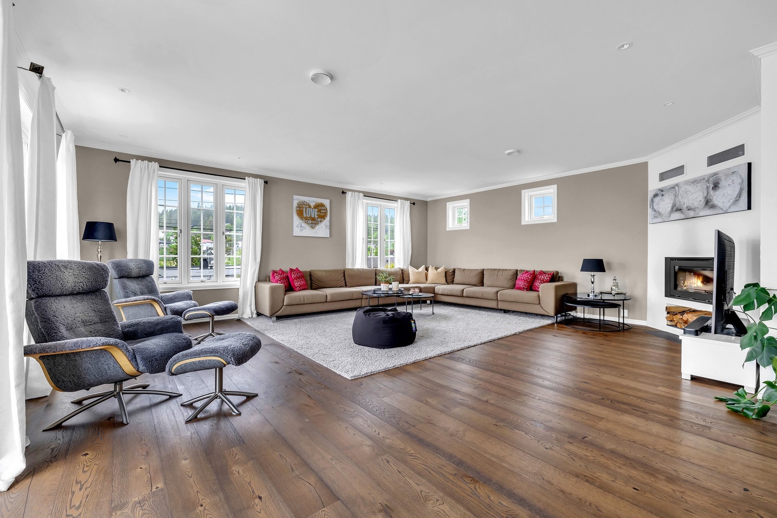 Rommet er på hele ca. 40 m² så her er mer enn nok rom for en stor sofaseksjon med plass til hele familien! Galleribilde