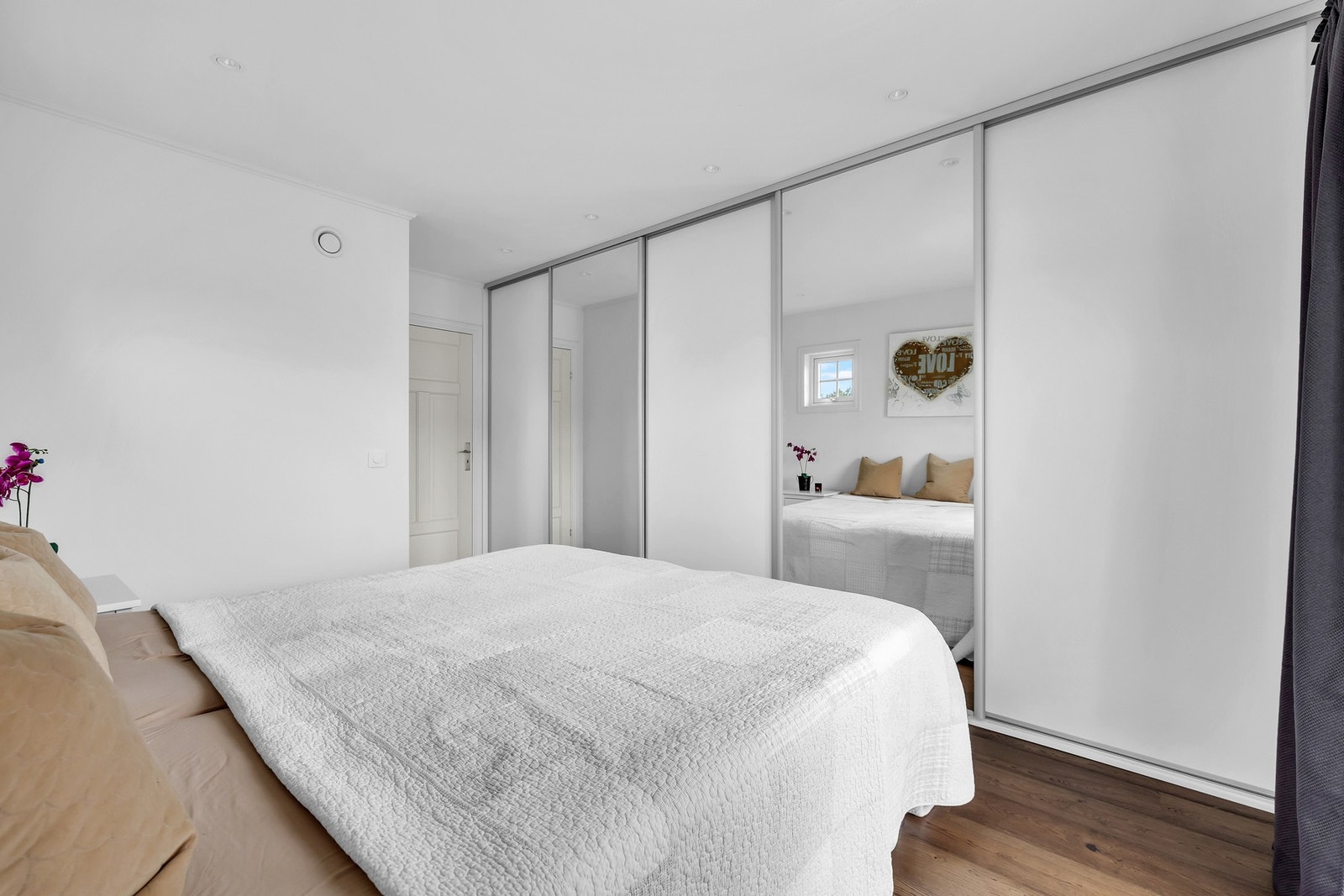 Hovedsoverommet ligger i andre etasje og gir hotellfølelse der det ligger i herlig suiteløsning med eget walk-in closet og bad. Galleribilde