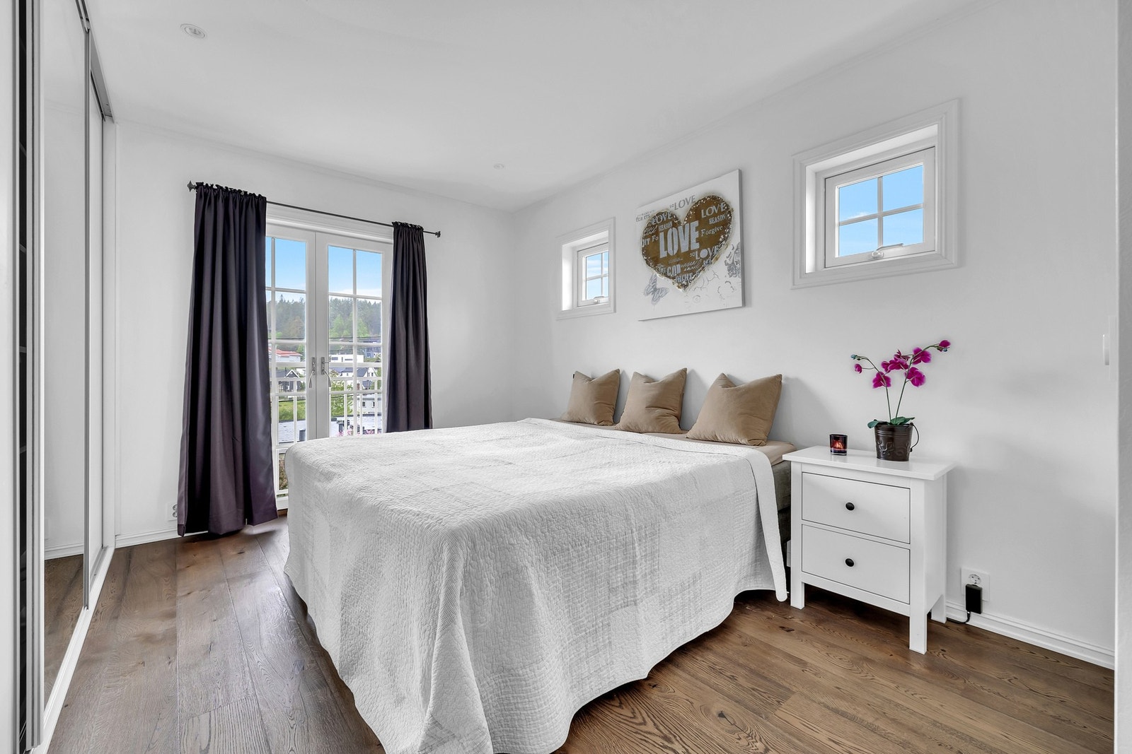 Eneboligen har fire store soverom som alle ligger i andre etasje. Galleribilde