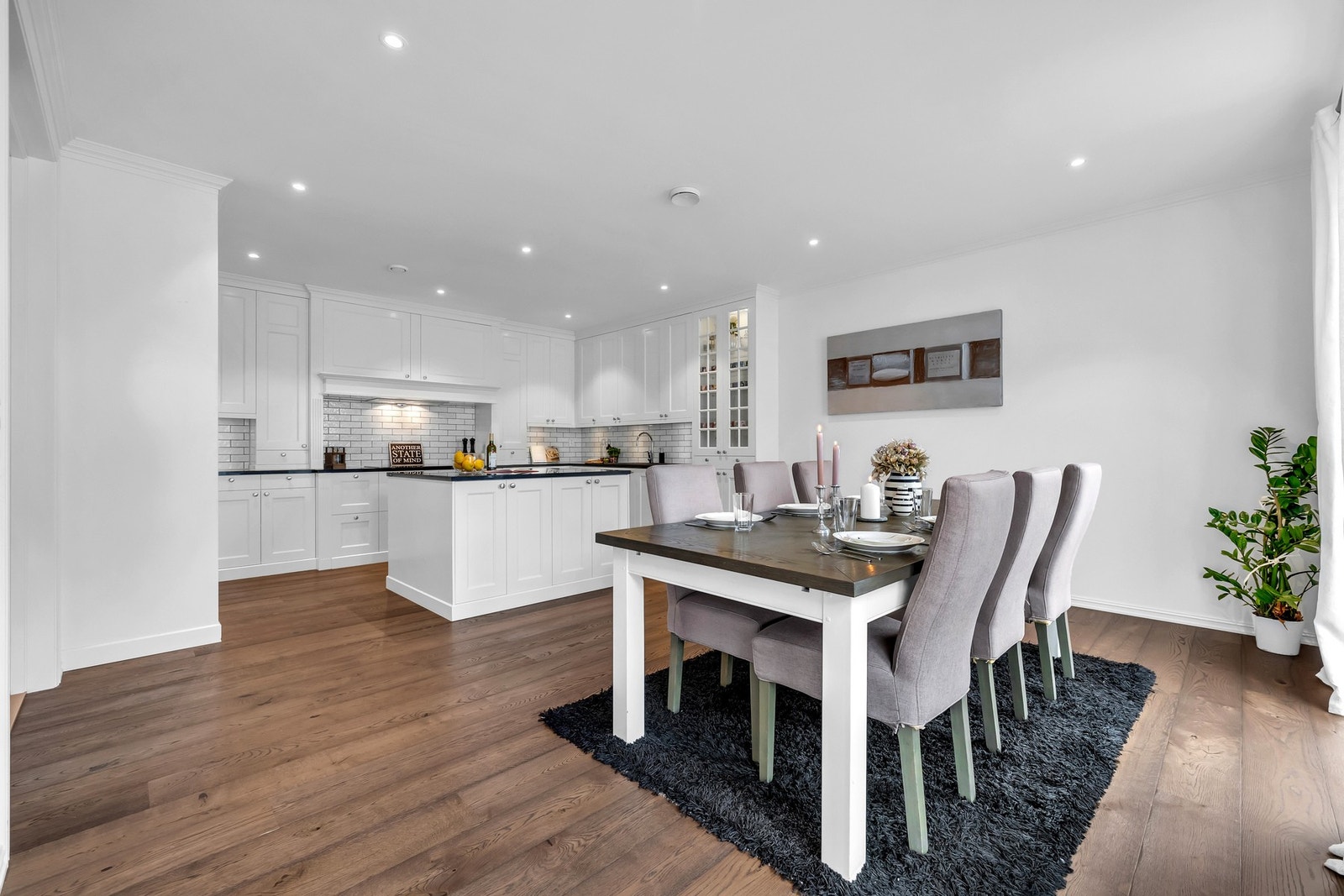 Fra hallen er det tofløyet dør til henholdsvis stue og kjøkken, samt en trapp som snor seg til øvrige etasjer. Galleribilde