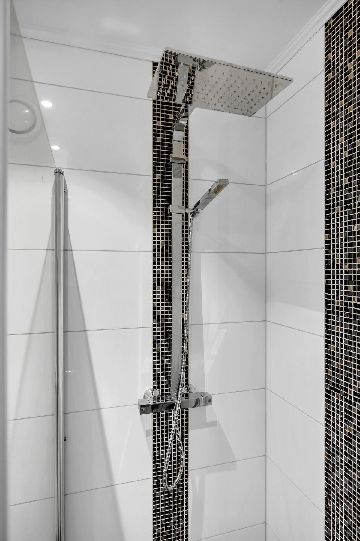 Videre har rommene vannbåren håndkletørker og et dusjhjørne med både håndholdt og deilig regnfallsdusj. Galleribilde