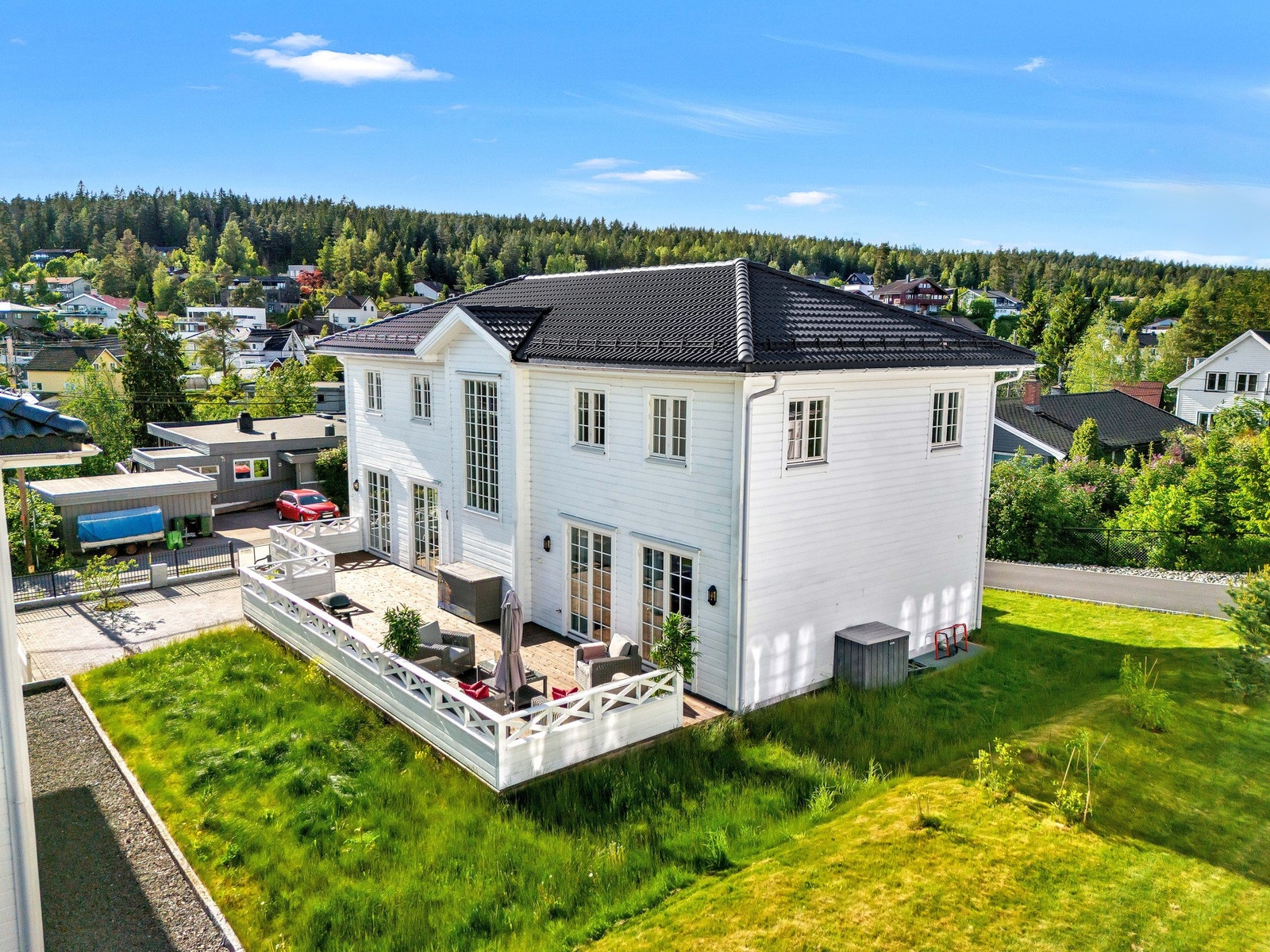 Tomten er på ca. 744 m², så her er det god boltreplass for både store og små! Galleribilde