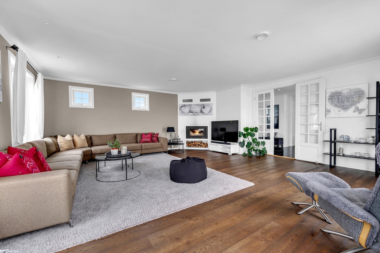 Stuen er smakfullt innredet fra gulv til tak med blant annet enstavs parkett og velplasserte downlights. Galleribilde