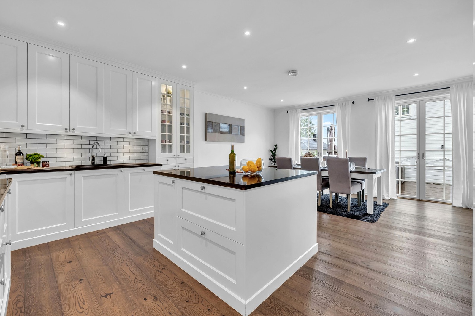 Her kan man enkelt underholde gjestene samtidig som man tilbereder måltidene. Galleribilde