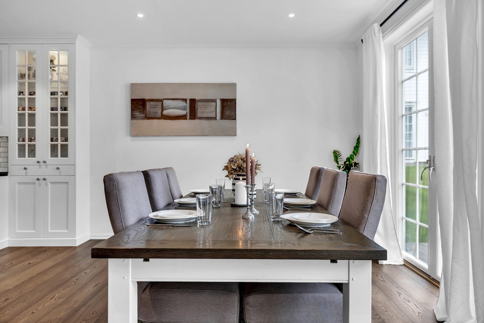 Ved vinduene på kjøkkenet er det god plass for spisebord der familien kan samles til hverdagslige samtaler og hyggelige måltider. Galleribilde